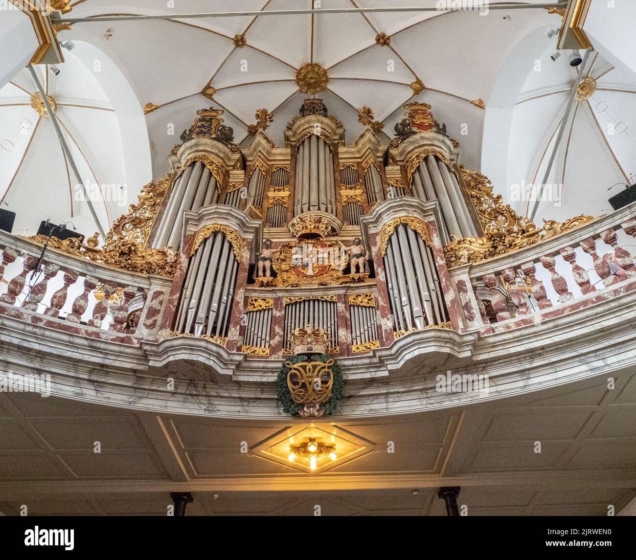Organo barocco dorato della Chiesa di Trinitatis nel quartiere Latino di Copenhagen, Danimarca Foto Stock