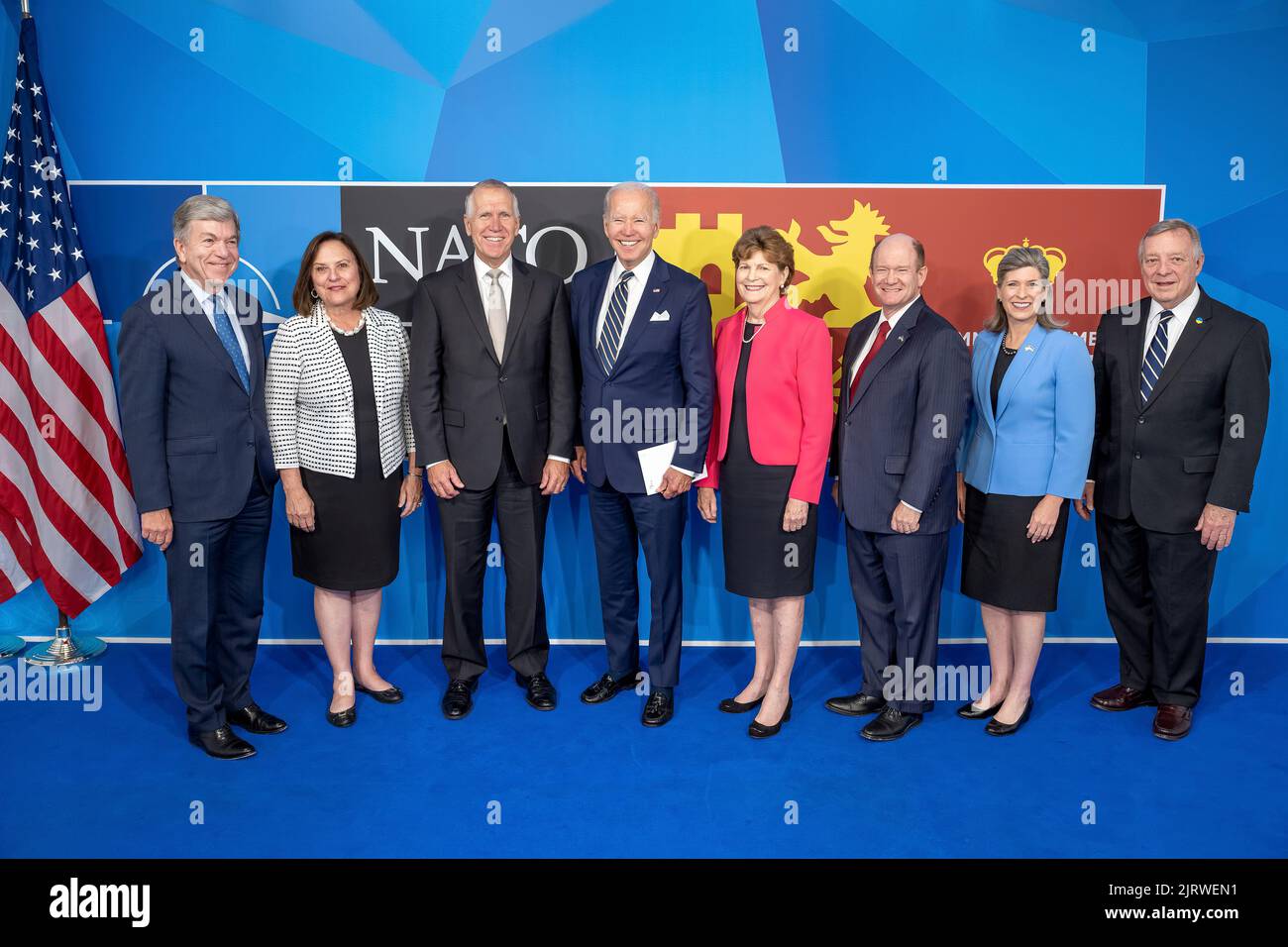 Il presidente Joe Biden saluta i membri di una delegazione del Congresso degli Stati Uniti al vertice della NATO, giovedì 30 giugno 2022 all'IFEMA di Madrid. (Foto ufficiale della Casa Bianca di Adam Schultz) Foto Stock