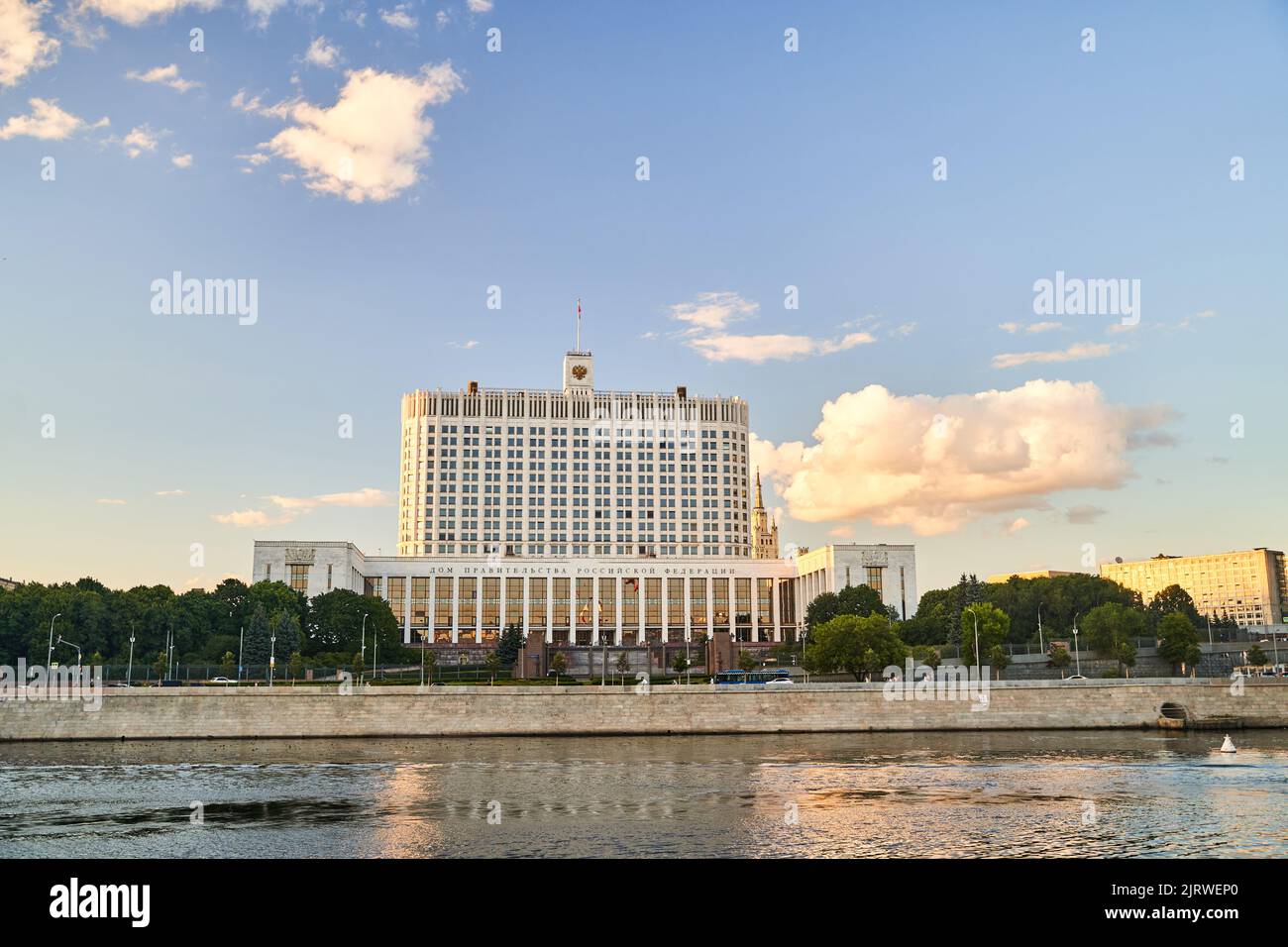 Mosca, Russia - 30.07.2022: La costruzione del governo della Federazione russa. La Casa Bianca di Mosca. Foto Stock