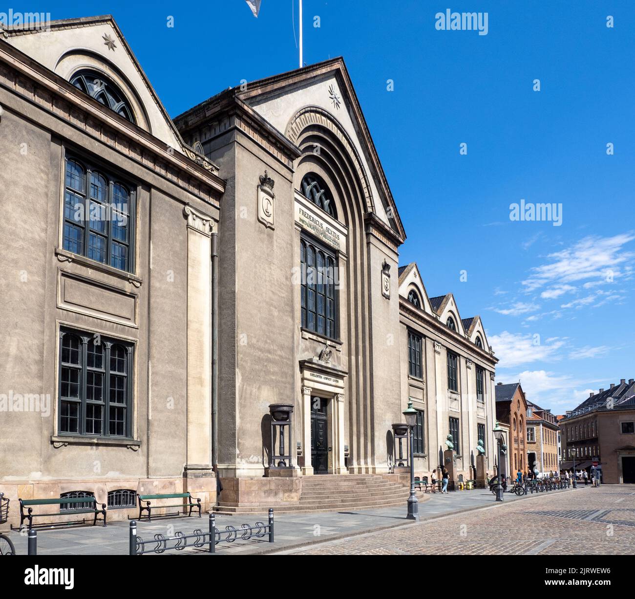 Università di Copenhagen nel quartiere Latino di Copenhagen Danimarca fronteggiato da busti di bronzo di famosi ex-allievi Foto Stock