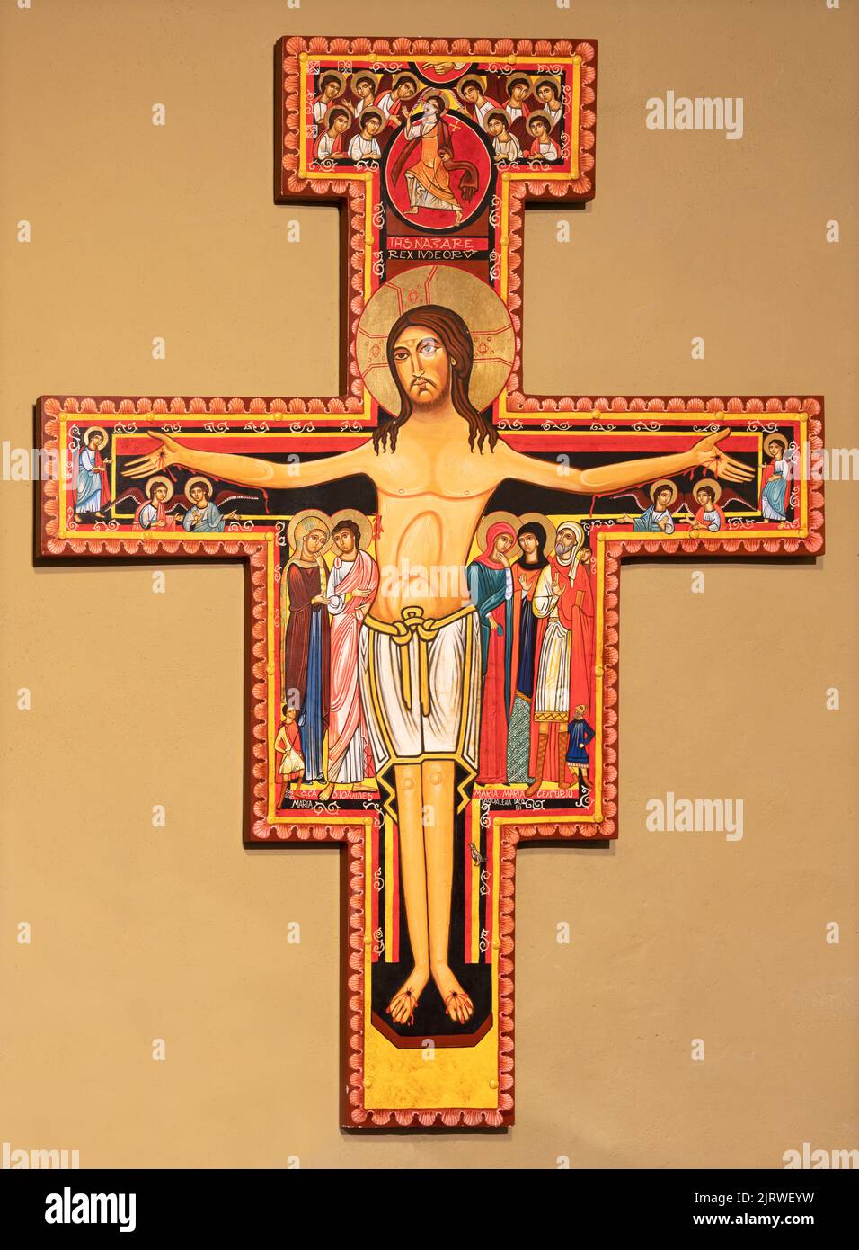 VARALLO, ITALIA - 17 LUGLIO 2022: L'icona di Gesù sulla croce nella chiesa Collegiata di San Gaudenzio di un artista sconosciuto. Foto Stock