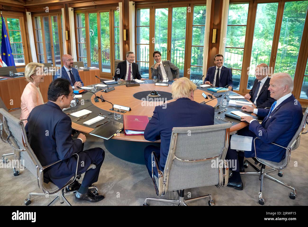 Il presidente Joe Biden partecipa a un pranzo di lavoro sulla creazione dell'economia globale con i leader del G7, domenica 26 giugno 2022, allo Schloss Elmau di Krün, Germania. (Foto ufficiale della Casa Bianca di Adam Schultz) Foto Stock