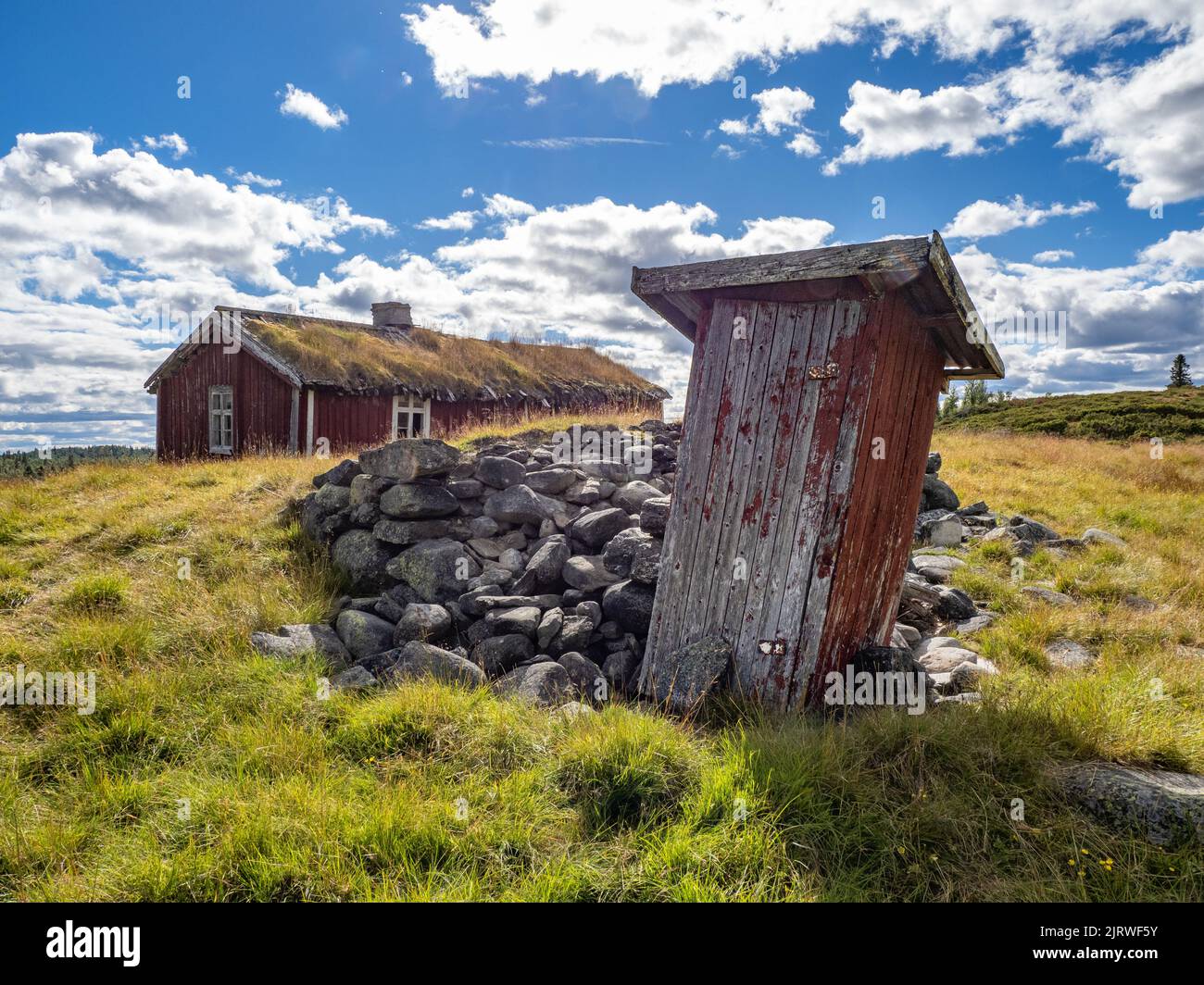 Esterno utedass di gabinetto o dunny appartenente ad una cabina derelict nelle montagne della Norvegia centrale Foto Stock