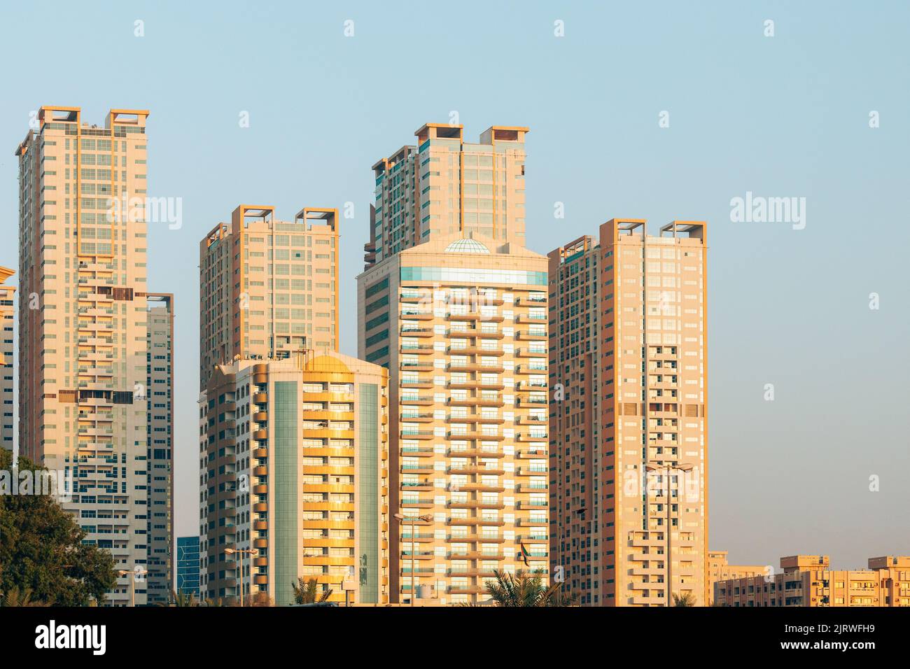 Nuove case residenziali a più piani su Blue Sky. Settore immobiliare, settore dello sviluppo. EMIRATI ARABI UNITI Foto Stock