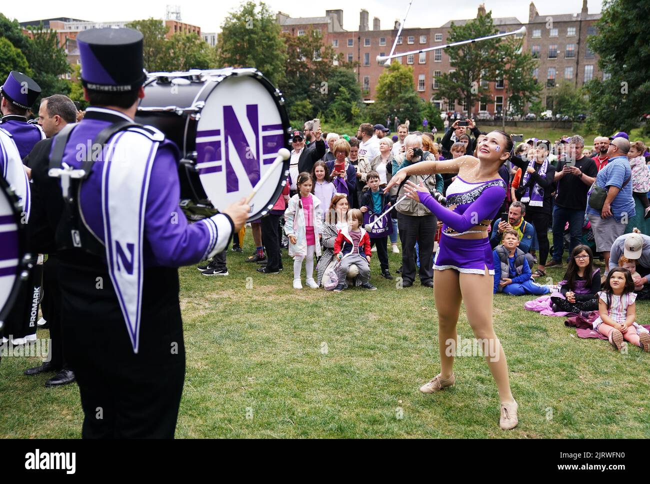 Nicole Wallace, cheerleader della Northwestern University Wildcat, si trova a Merrion Square, Dublino, davanti alla partita di football americano Aer Lingus Classic tra i Wildcats Northwestern e i Cornhuskers del Nebraska, che si svolge domani presso lo stadio Aviva. Data immagine: Venerdì 26 agosto 2022. Foto Stock