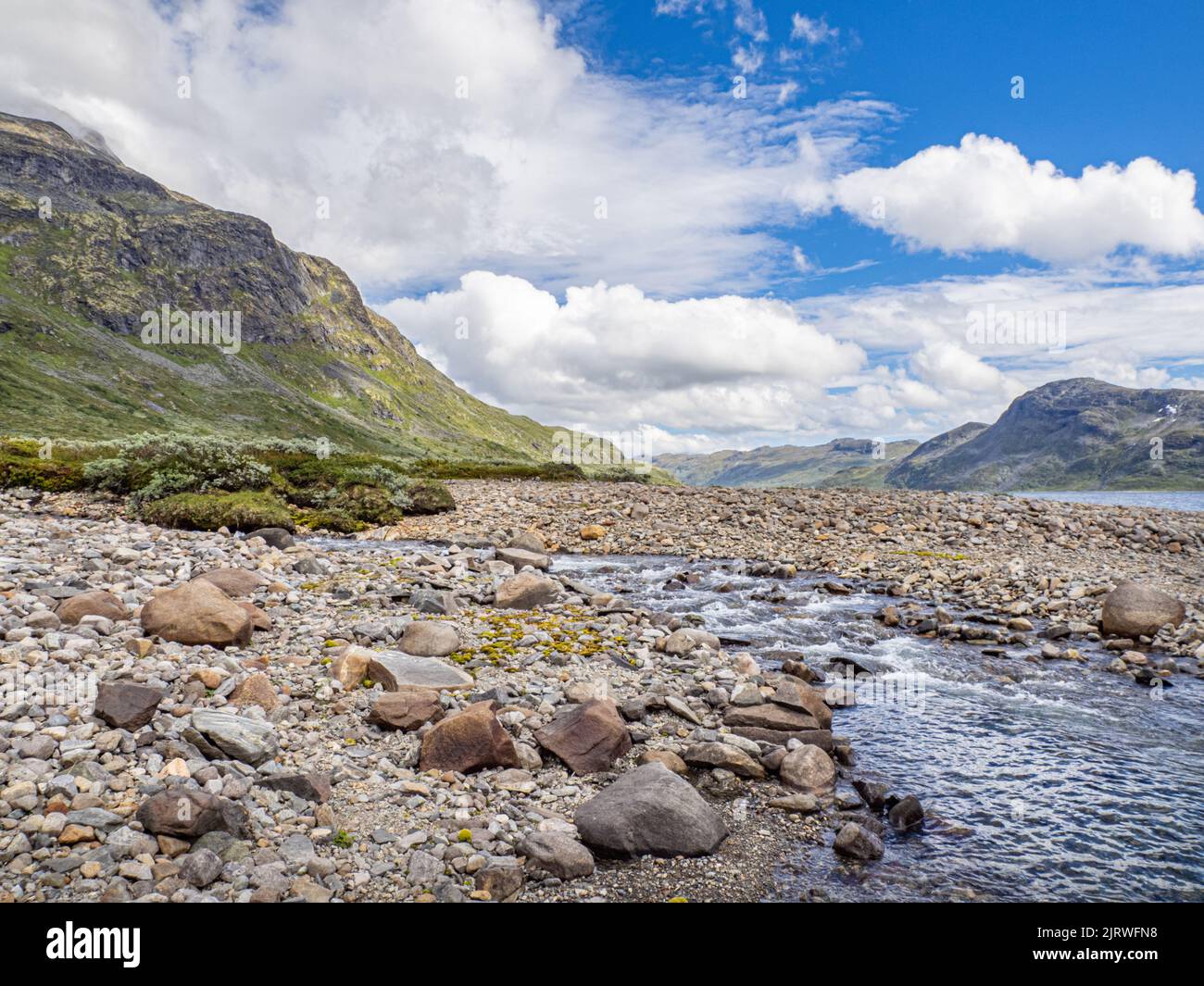 Guardando lungo la riva del lago Bygdin lungo 25km km dalla sua estremità occidentale vicino a Eidsbugarden nel Parco Nazionale di Jotunheimen Norvegia Foto Stock