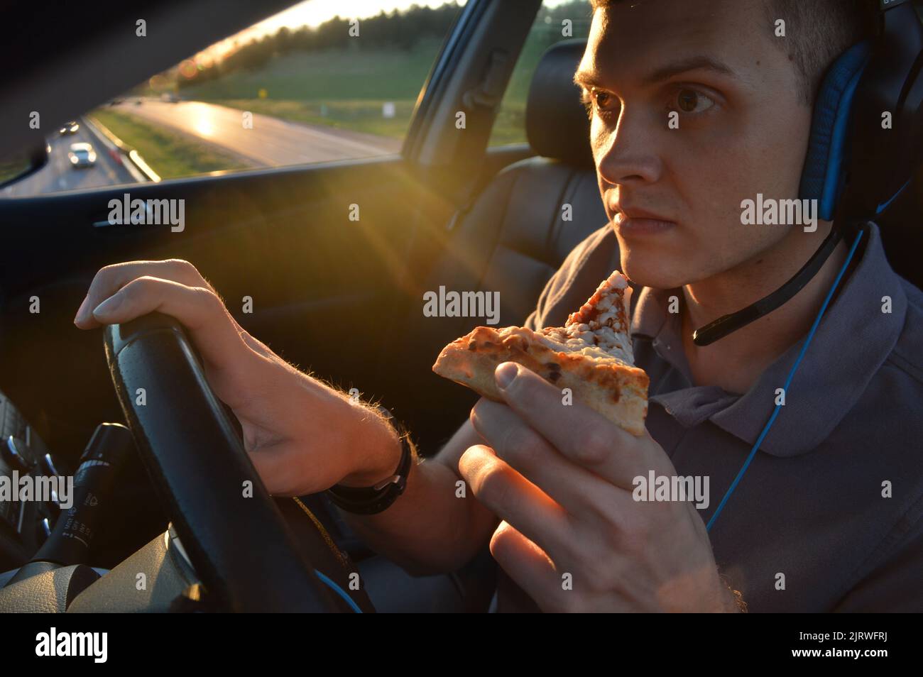 Guida distratta, consumo e utilizzo del telefono durante la guida Foto Stock