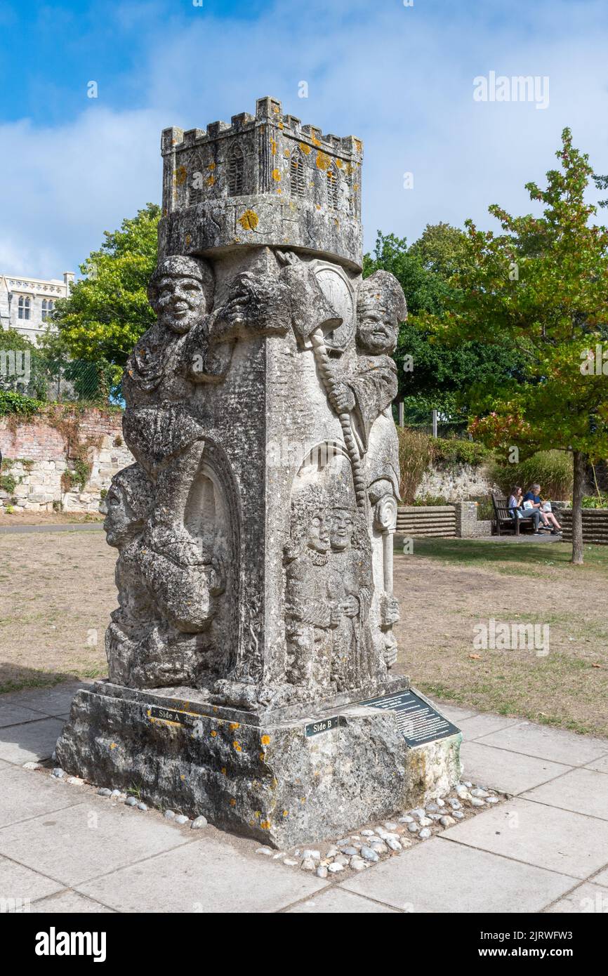 Christchurch Priory Sculpture, scultura in pietra 1994 di Jonathan vende in Christchurch Priory Gardens, Dorset, Inghilterra, Regno Unito Foto Stock