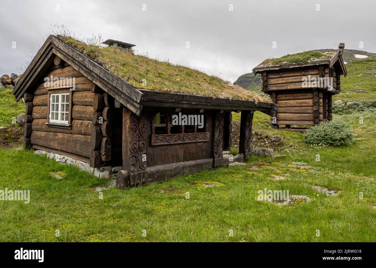 Vecchie cabine in legno nel villaggio storico di Eidsbugarden, alla testa del lago Bygdin Norvegia Foto Stock