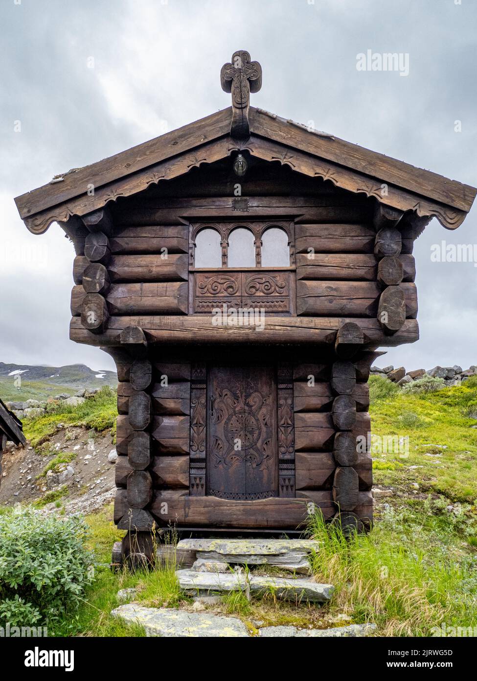 Vecchie cabine in legno nel villaggio storico di Eidsbugarden, alla testa del lago Bygdin Norvegia Foto Stock