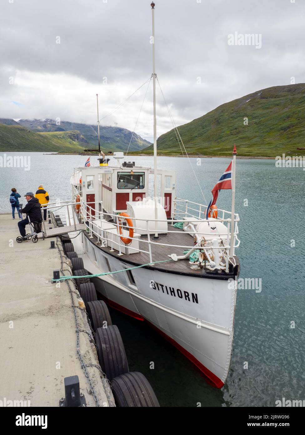 Il traghetto Bitihorn sta per navigare da Eidsbugarden a Bygdin sul lago Bygdin nel Parco Nazionale di Jotunheimen Norvegia Foto Stock