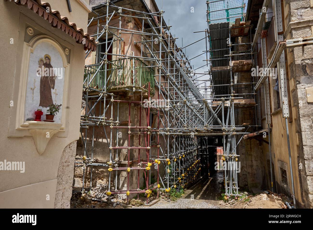 Historische Fassade, Sicherung durch ein Metallgerüst nach dem Erbeben von 2009, l'Aquila, Abruzzo, Italien, Europa Foto Stock