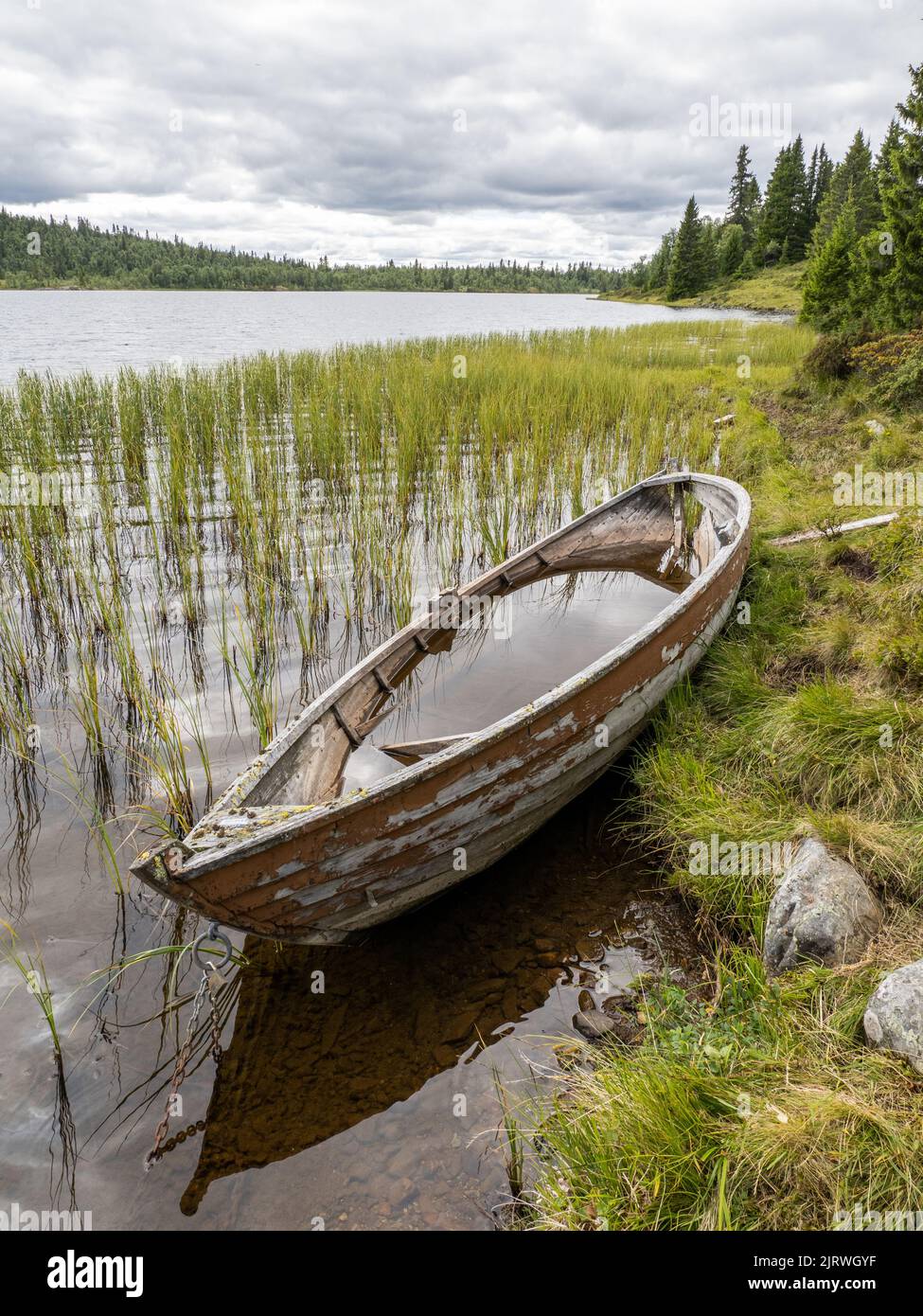 Scuppered barca a remi in legno da un lago di montagna nella Norvegia centrale Foto Stock