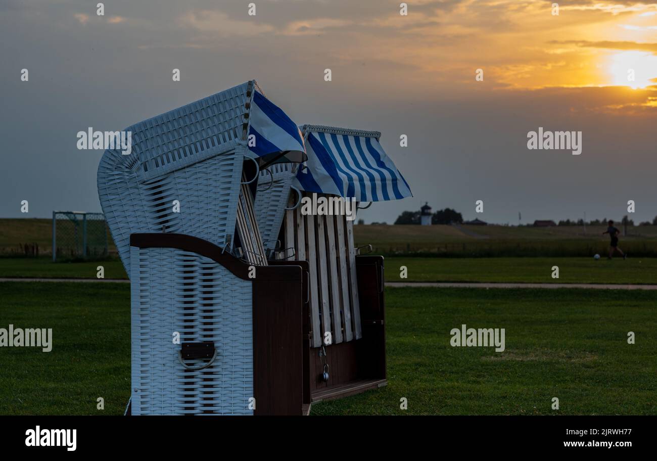 Sedie a sdraio durante il tramonto ad Altenbruch vicino a Cuxhaven, Germania. Foto Stock