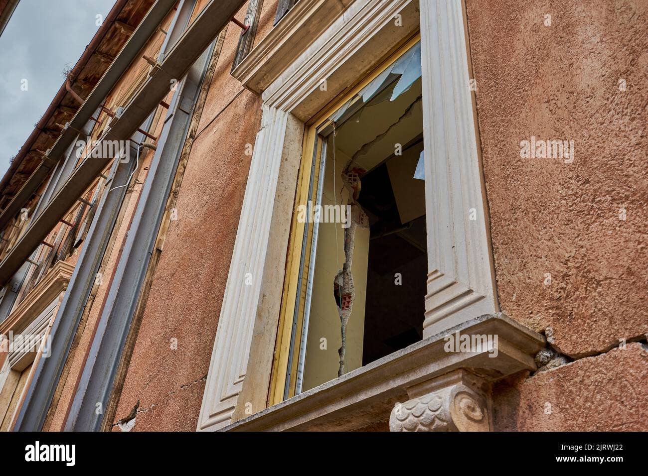 Storiische Fassade, Risse im Fenstersturz und in der Fassade durch das Erdbeben 2009, l’Aquila, Abruzzo, Italien, Europa Foto Stock