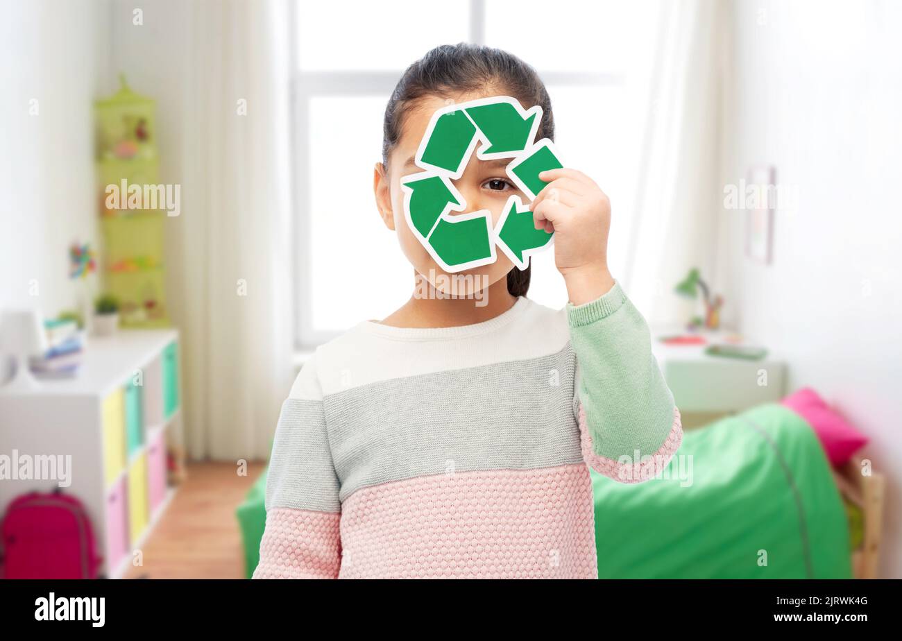 ragazza sorridente che tiene il segno verde di riciclaggio Foto Stock