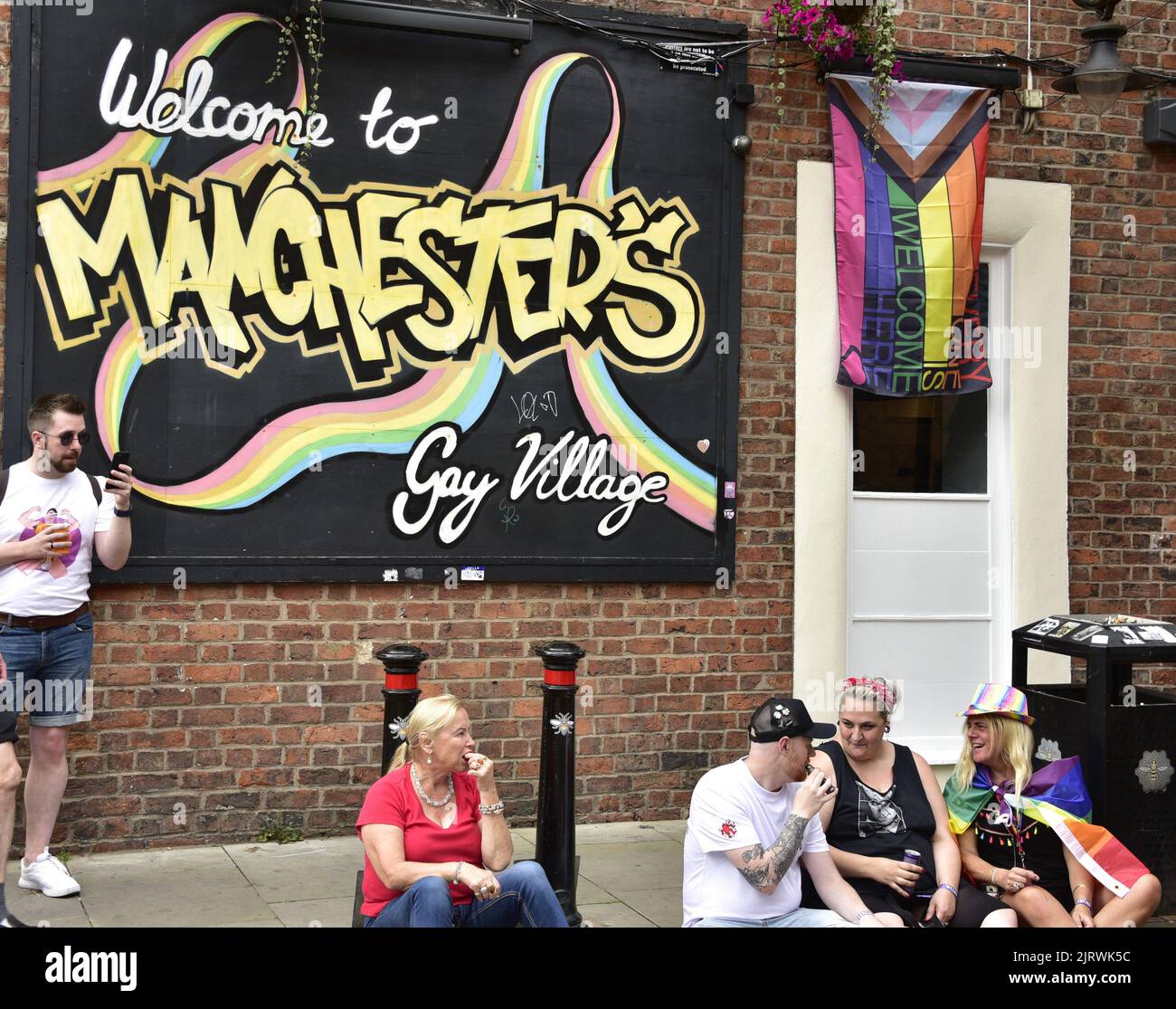 Manchester, Regno Unito. 26th agosto, 2022. Cartello "Welcome to Manchester's Gay Village". LGBTQ+ Pride, Manchester, Regno Unito, inizia e continua durante il fine settimana delle festività dal 26th al 29th agosto nel villaggio gay di Manchester. Gli organizzatori dicono: 'Manchester Pride è una delle principali associazioni di beneficenza del Regno Unito LGBTQ+. La nostra visione è un mondo in cui le persone LGBTQ+ sono libere di vivere e amare senza pregiudizi. Facciamo parte di un movimento Pride globale che celebra l'uguaglianza LGBTQ+ e la sfida della discriminazione." Credit: Terry Waller/Alamy Live News Foto Stock