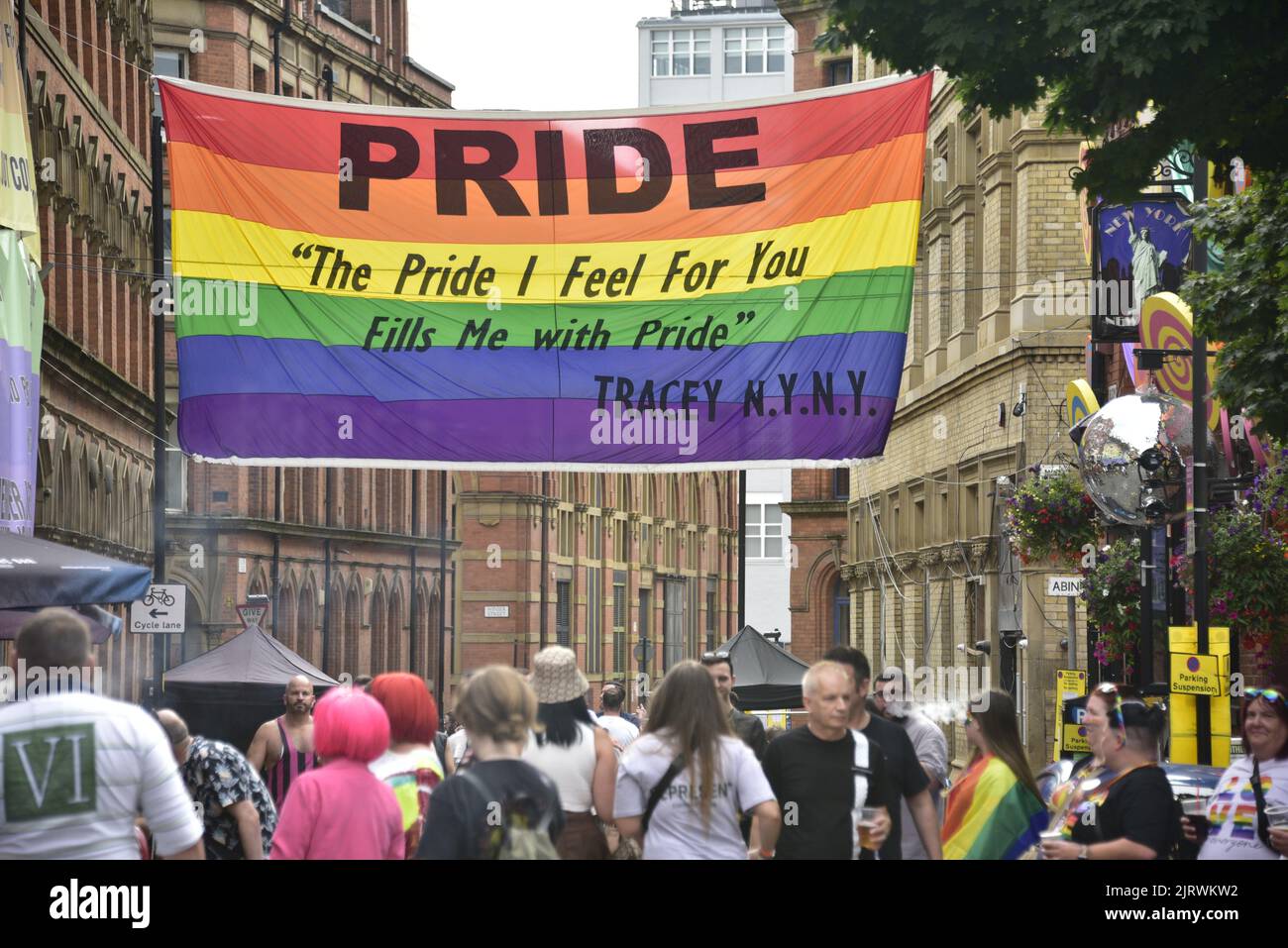 Manchester, Regno Unito. 26th agosto, 2022. Banner di orgoglio sopra Bloom Street. LGBTQ+ Pride, Manchester, Regno Unito, inizia e continua durante il fine settimana delle festività dal 26th al 29th agosto nel villaggio gay di Manchester. Gli organizzatori dicono: 'Manchester Pride è una delle principali associazioni di beneficenza del Regno Unito LGBTQ+. La nostra visione è un mondo in cui le persone LGBTQ+ sono libere di vivere e amare senza pregiudizi. Facciamo parte di un movimento Pride globale che celebra l'uguaglianza LGBTQ+ e la sfida della discriminazione." Credit: Terry Waller/Alamy Live News Foto Stock