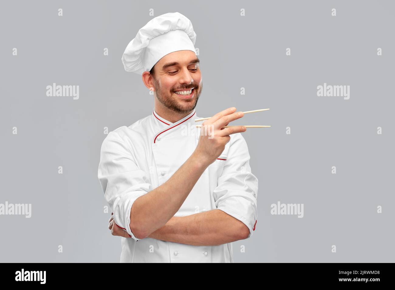buon cuoco maschio sorridente con i chopsticks Foto Stock