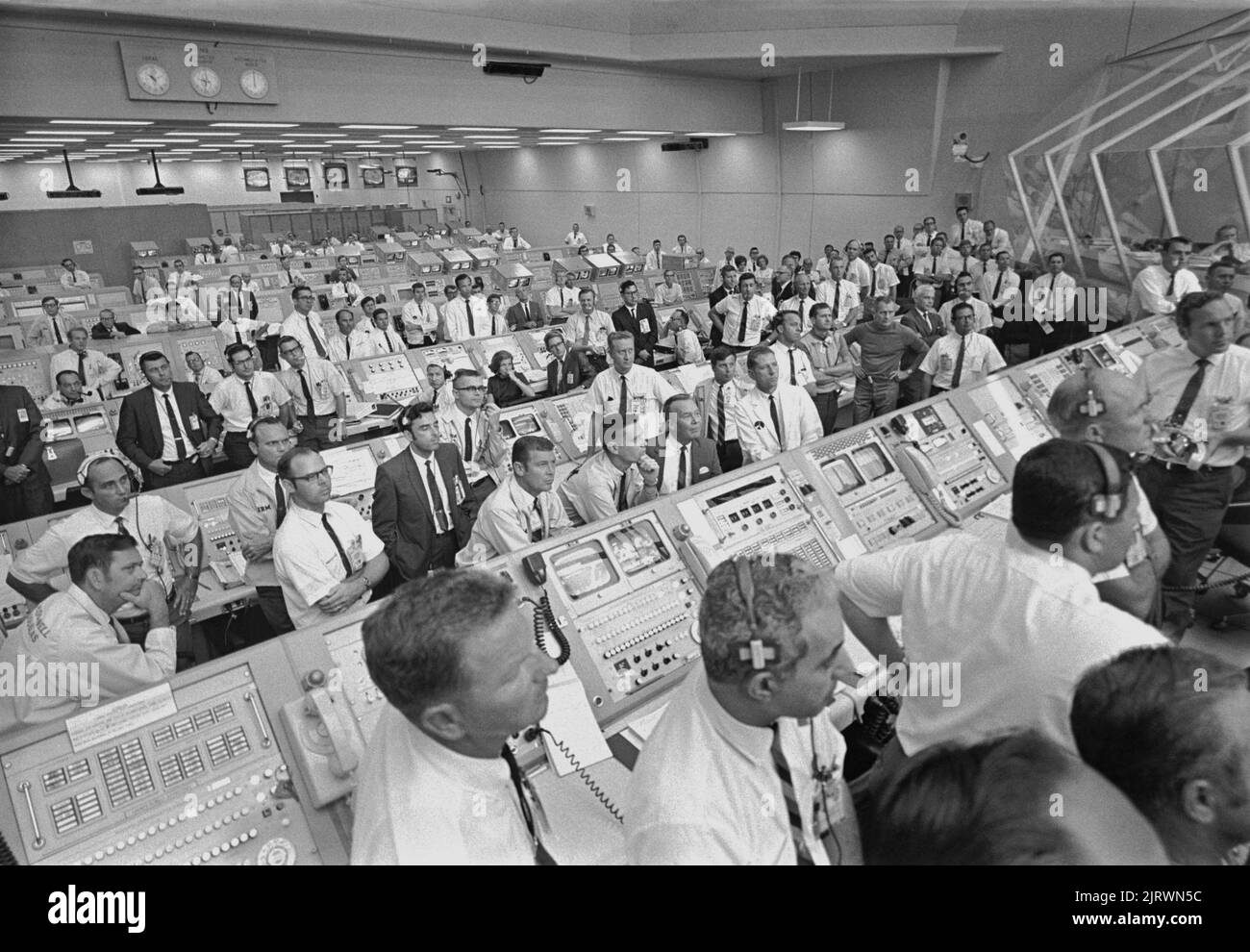 CAPE CANAVERAL, FLORIDA, Stati Uniti d'America - 16 luglio 1969 - JoAnn Morgan (nella foto al centro-sinistra della terza fila posteriore) è stata l'unica donna nella sala di lancio durante il t Foto Stock