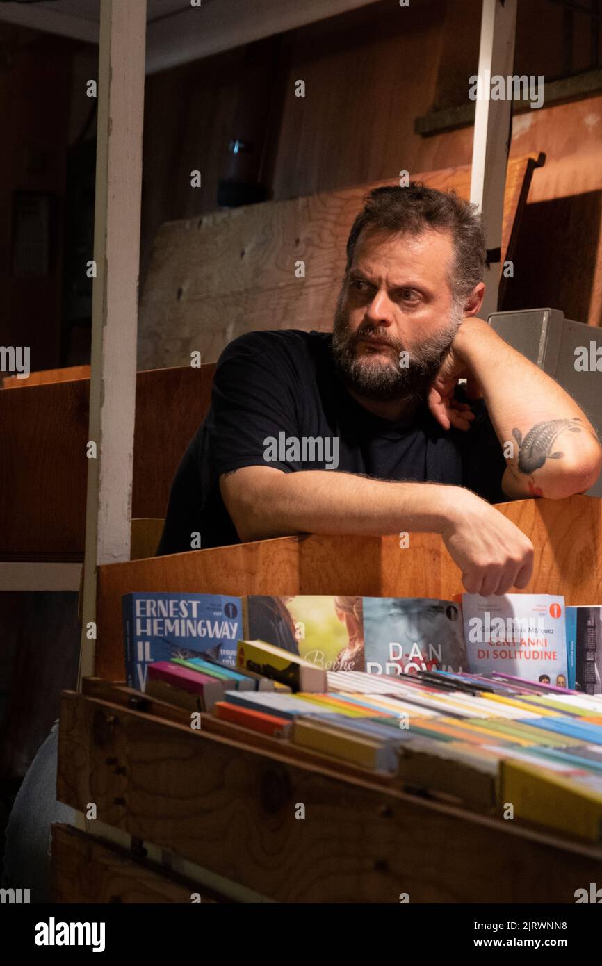 San Felice Circeo, Italia - 16 agosto 2022: Ritratto di un venditore di libri in attesa degli acquirenti Foto Stock