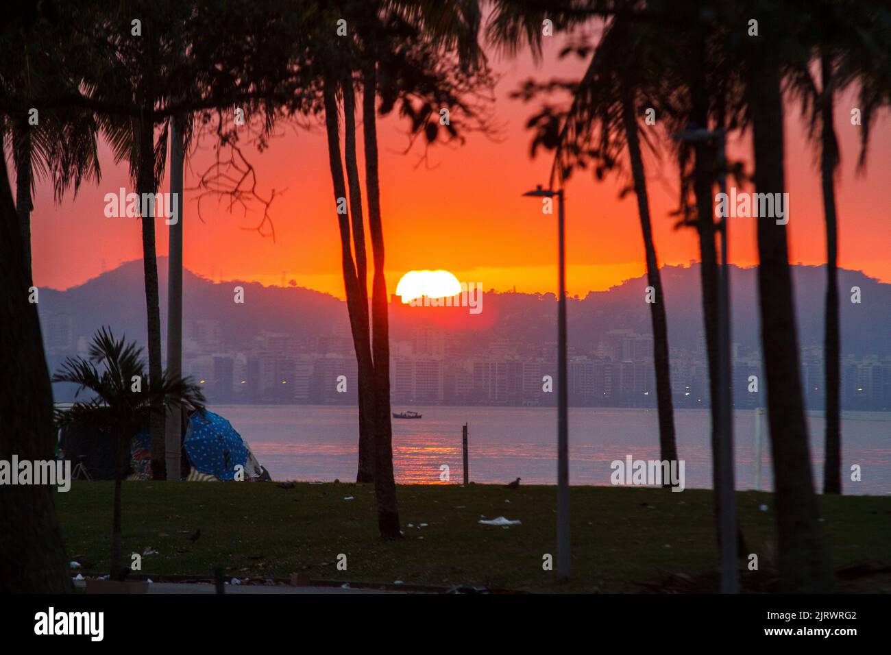 Alba sulla spiaggia di Flamengo a Rio de Janeiro. Foto Stock