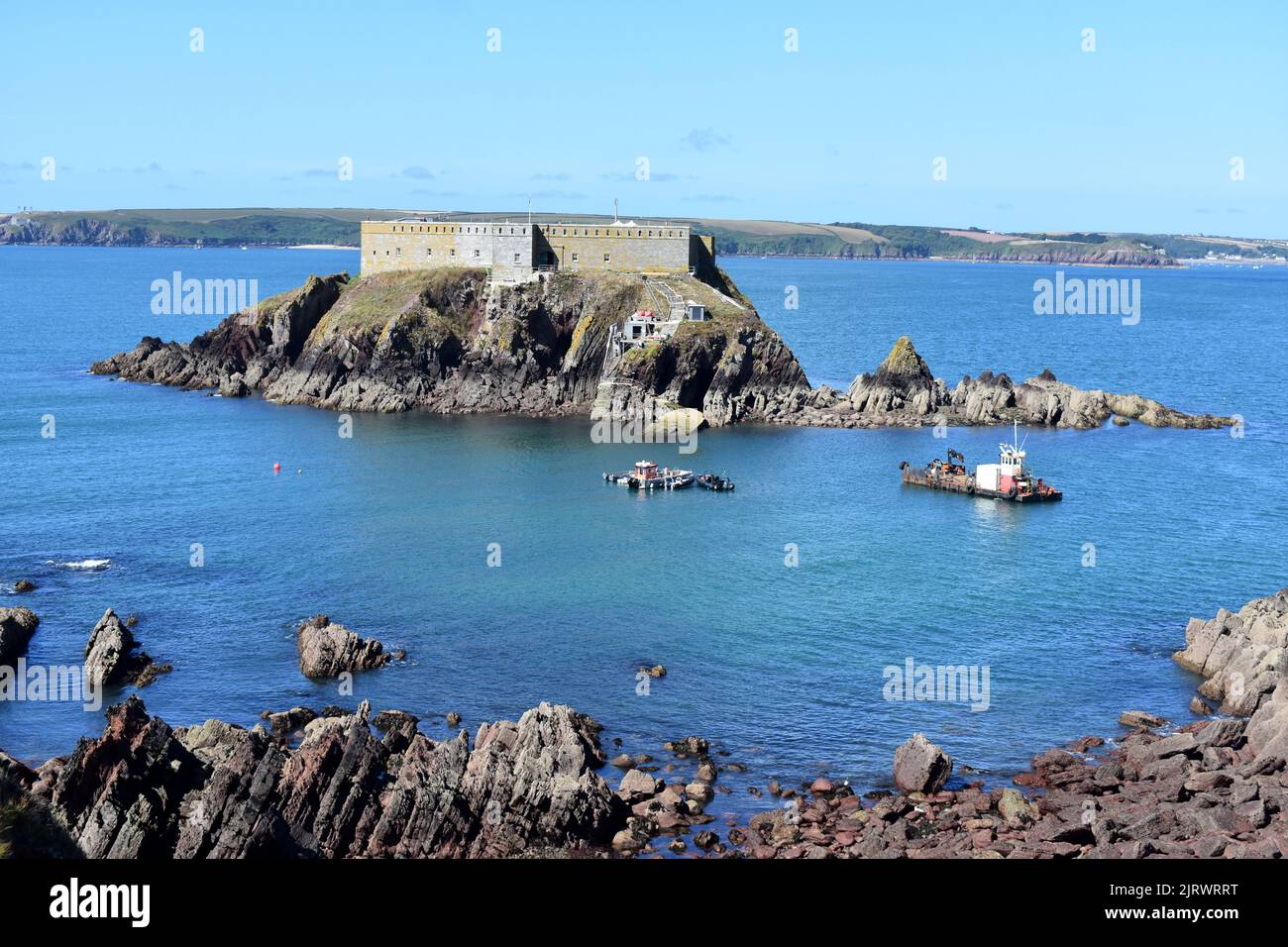 Thorne Island e vista sul canale di Milford Haven, Angle, Pembrokeshire, Galles Foto Stock