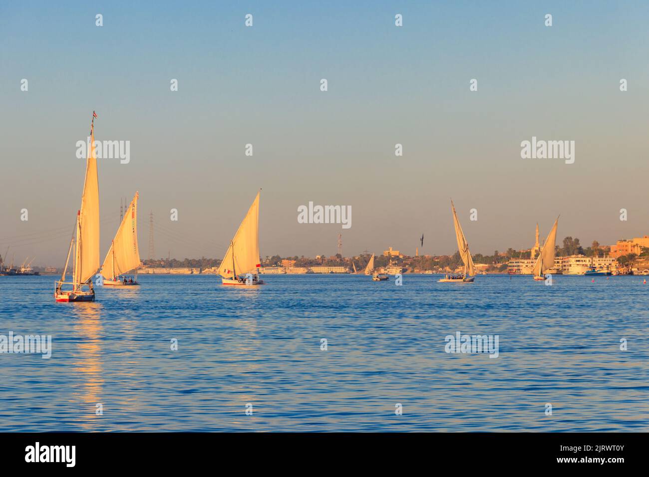 Felucca barche a vela sul Nilo a Luxor, Egitto. Barche a vela tradizionali egiziane Foto Stock