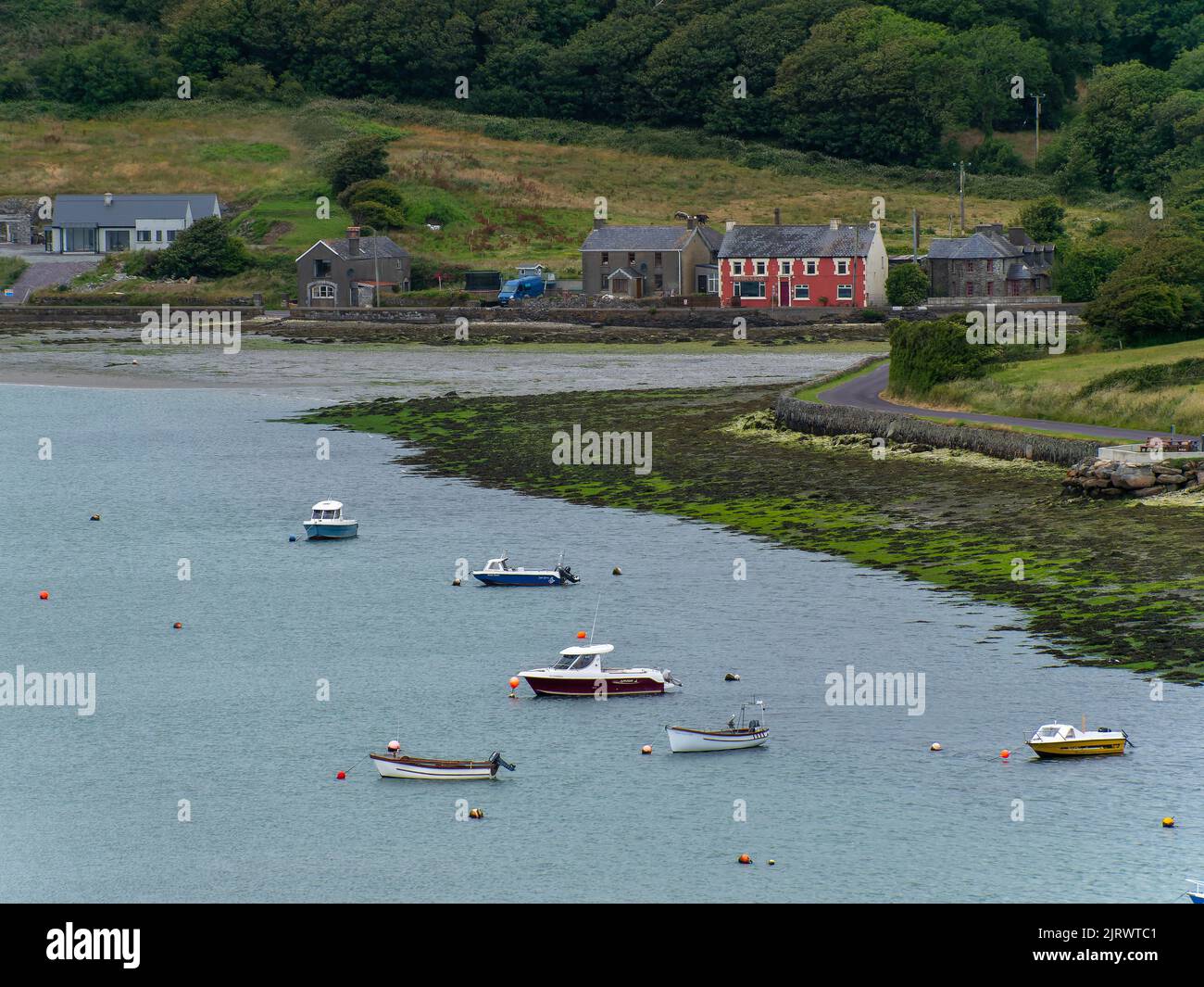 Clonakilty, Irlanda, 2 luglio 2022. Diverse piccole barche sono ancorate a Clonakilty Bay con la bassa marea. Acqua di mare poco profonda. Paesaggio costiero. Foto Stock