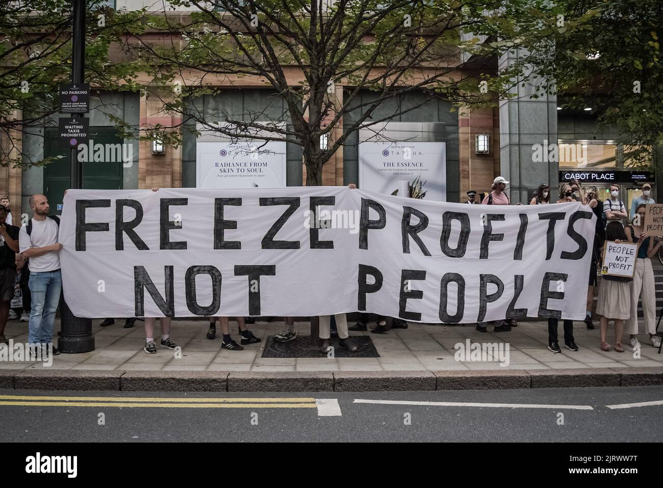 Londra, Regno Unito. 26th agosto 2022. I dimostranti di DONT Pay UK dimostrano di fronte alla sede centrale di Ofgem a Canary Wharf contro l'enorme aumento delle bollette energetiche e chiedono un livello di prezzi abbordabile. Oggi Ofgem ha annunciato che il tetto massimo del prezzo dell'energia aumenterà a £3549 dollari l'anno per il doppio combustibile per una famiglia media a partire dal 1st 2022 ottobre. Credit: Guy Corbishley/Alamy Live News Foto Stock