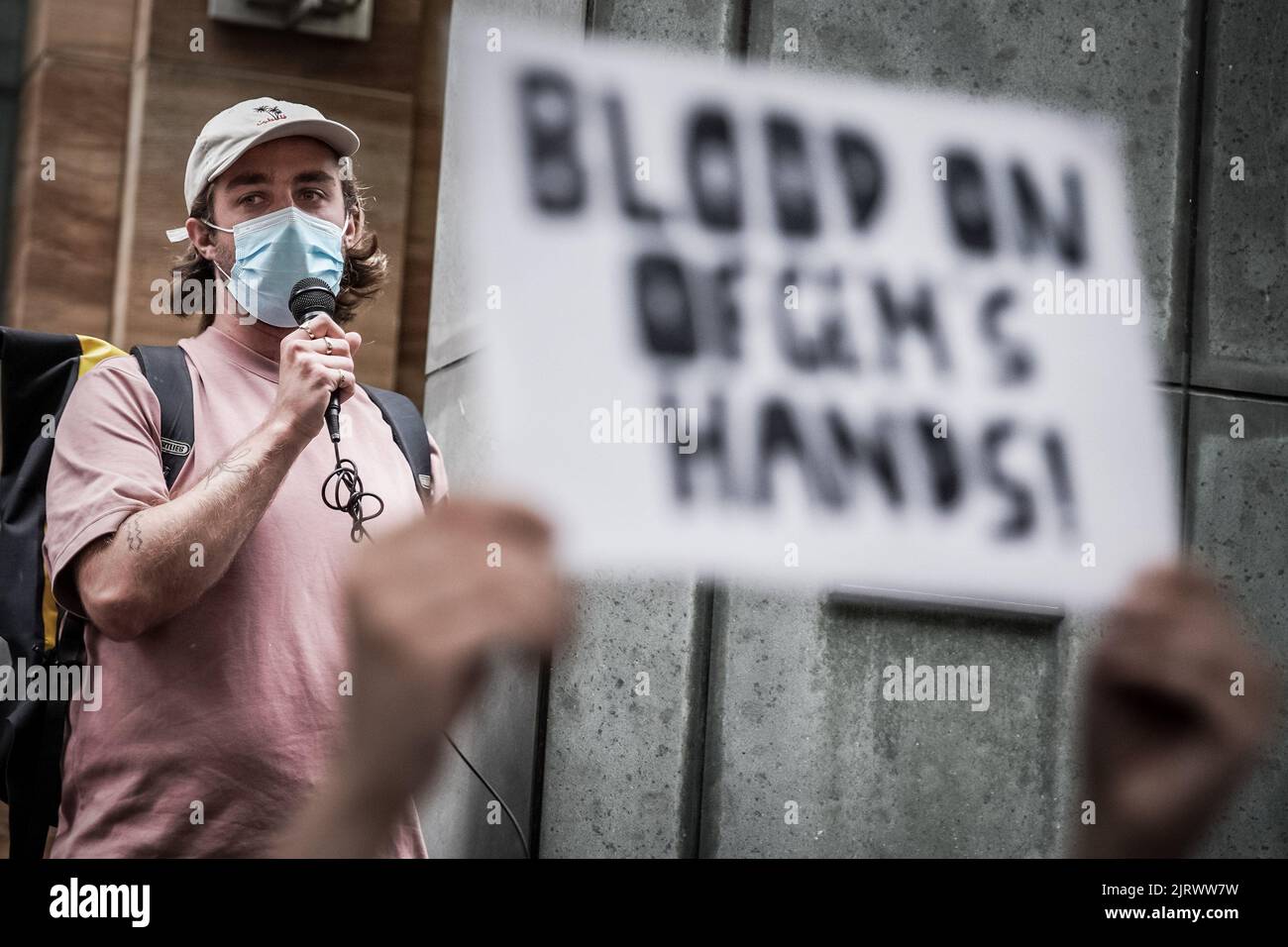 Londra, Regno Unito. 26th agosto 2022. I dimostranti di DONT Pay UK dimostrano di fronte alla sede centrale di Ofgem a Canary Wharf contro l'enorme aumento delle bollette energetiche e chiedono un livello di prezzi abbordabile. Oggi Ofgem ha annunciato che il tetto massimo del prezzo dell'energia aumenterà a £3549 dollari l'anno per il doppio combustibile per una famiglia media a partire dal 1st 2022 ottobre. Credit: Guy Corbishley/Alamy Live News Foto Stock