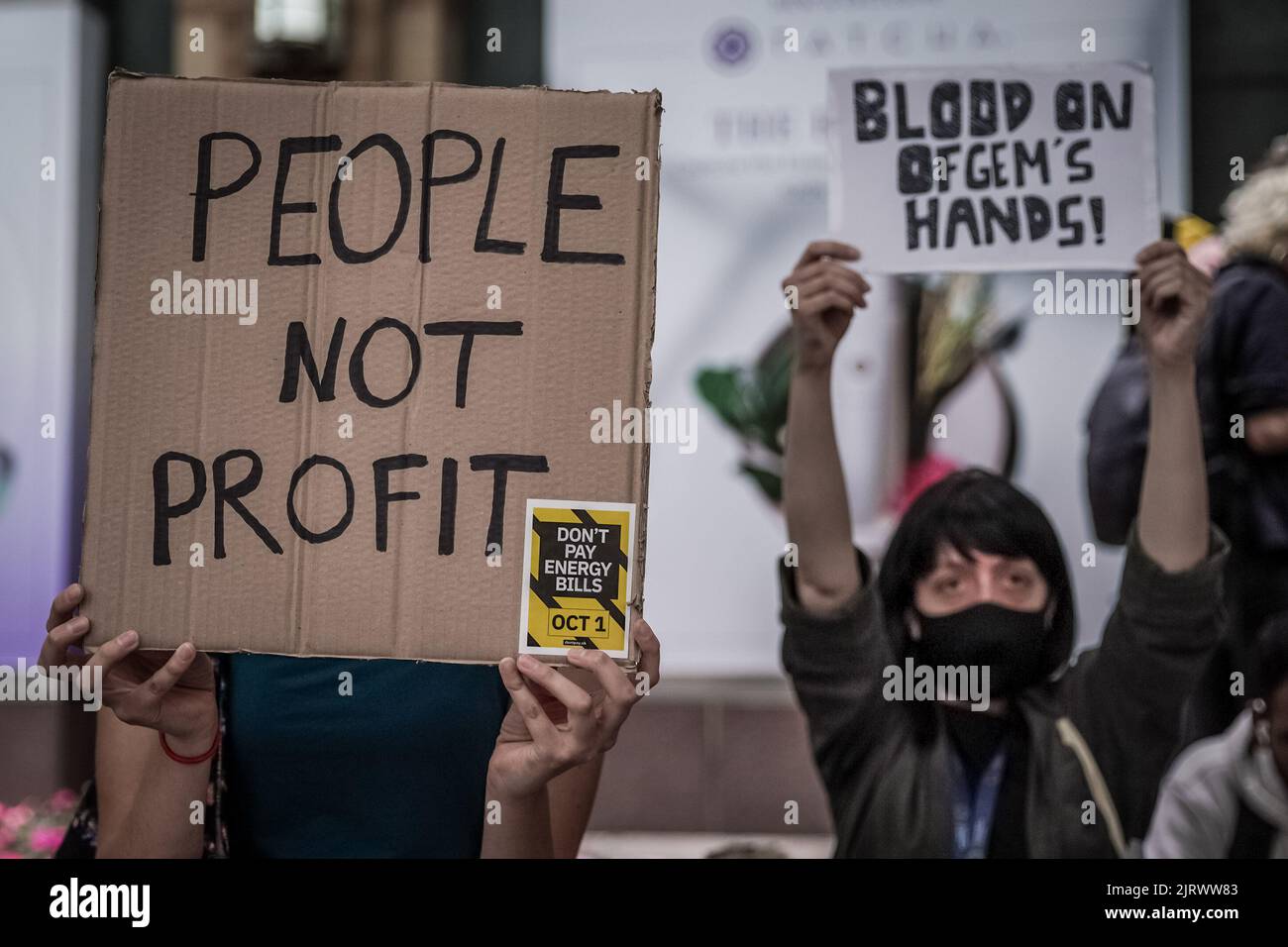 Londra, Regno Unito. 26th agosto 2022. I dimostranti di DONT Pay UK dimostrano di fronte alla sede centrale di Ofgem a Canary Wharf contro l'enorme aumento delle bollette energetiche e chiedono un livello di prezzi abbordabile. Oggi Ofgem ha annunciato che il tetto massimo del prezzo dell'energia aumenterà a £3549 dollari l'anno per il doppio combustibile per una famiglia media a partire dal 1st 2022 ottobre. Credit: Guy Corbishley/Alamy Live News Foto Stock