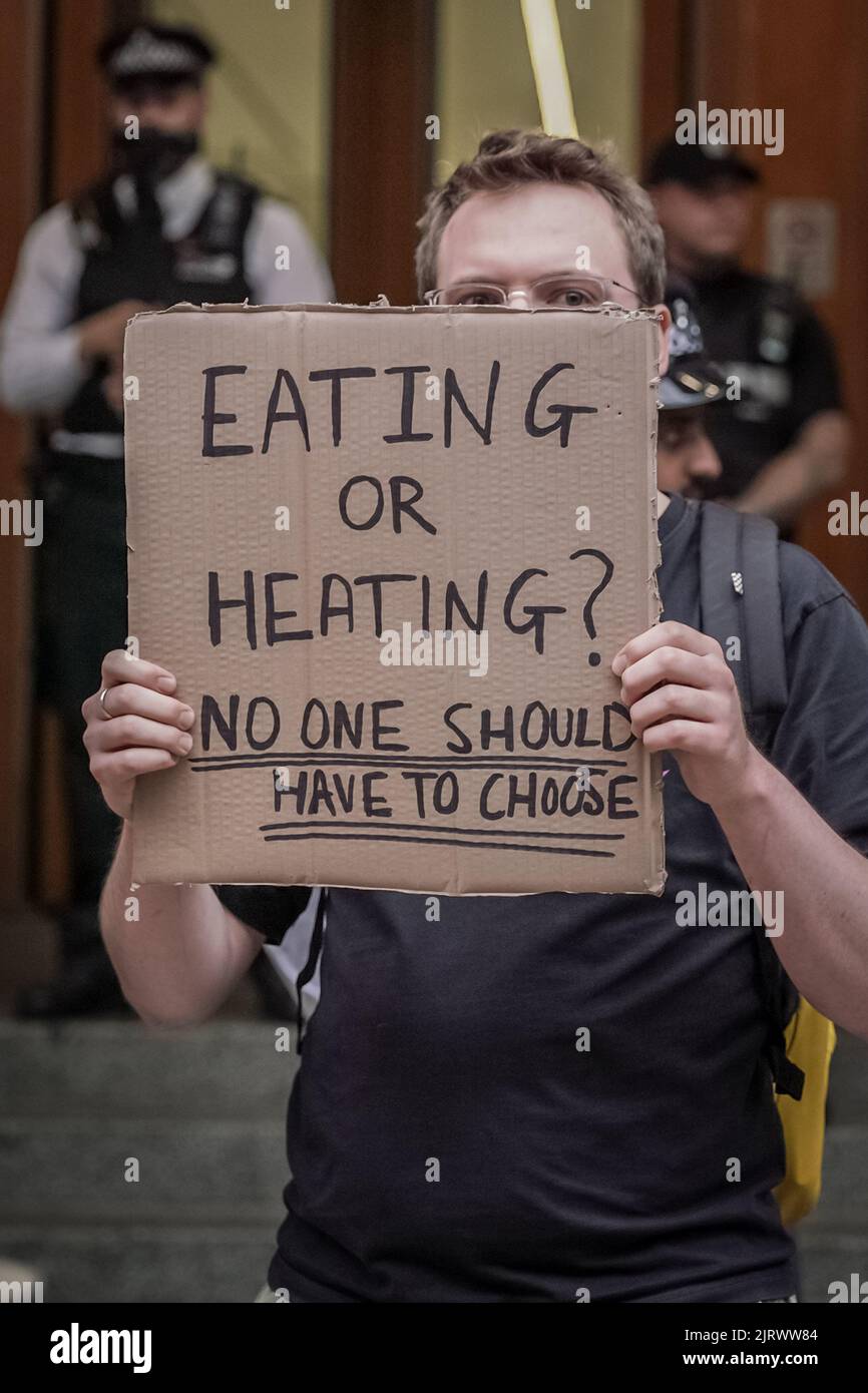 Londra, Regno Unito. 26th agosto 2022. I dimostranti di DONT Pay UK dimostrano di fronte alla sede centrale di Ofgem a Canary Wharf contro l'enorme aumento delle bollette energetiche e chiedono un livello di prezzi abbordabile. Oggi Ofgem ha annunciato che il tetto massimo del prezzo dell'energia aumenterà a £3549 dollari l'anno per il doppio combustibile per una famiglia media a partire dal 1st 2022 ottobre. Credit: Guy Corbishley/Alamy Live News Foto Stock
