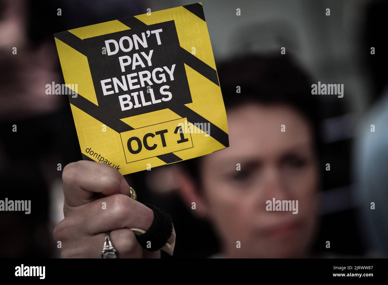 Londra, Regno Unito. 26th agosto 2022. I dimostranti di DONT Pay UK dimostrano di fronte alla sede centrale di Ofgem a Canary Wharf contro l'enorme aumento delle bollette energetiche e chiedono un livello di prezzi abbordabile. Oggi Ofgem ha annunciato che il tetto massimo del prezzo dell'energia aumenterà a £3549 dollari l'anno per il doppio combustibile per una famiglia media a partire dal 1st 2022 ottobre. Credit: Guy Corbishley/Alamy Live News Foto Stock