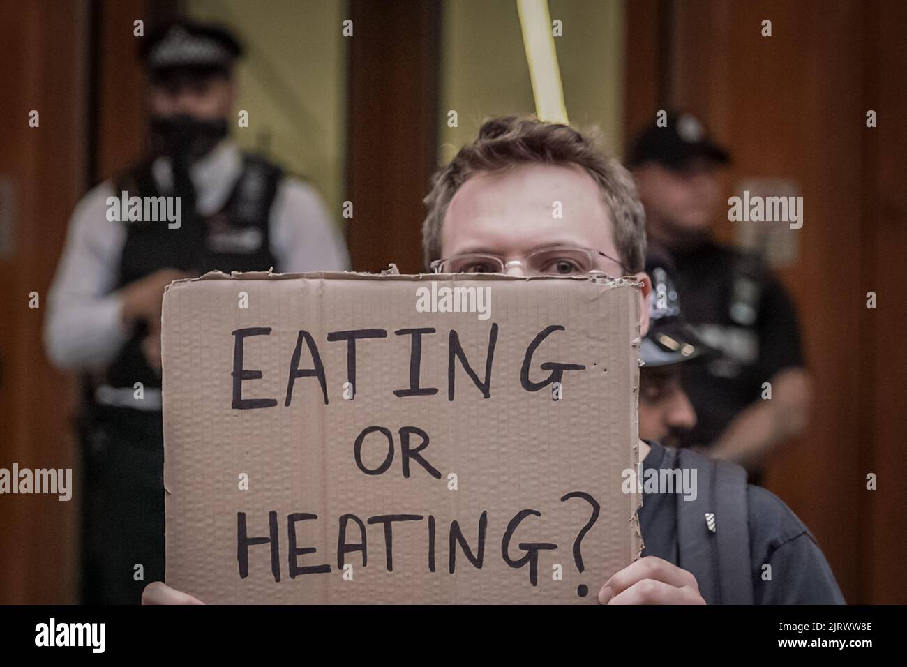 Londra, Regno Unito. 26th agosto 2022. I dimostranti di DONT Pay UK dimostrano di fronte alla sede centrale di Ofgem a Canary Wharf contro l'enorme aumento delle bollette energetiche e chiedono un livello di prezzi abbordabile. Oggi Ofgem ha annunciato che il tetto massimo del prezzo dell'energia aumenterà a £3549 dollari l'anno per il doppio combustibile per una famiglia media a partire dal 1st 2022 ottobre. Credit: Guy Corbishley/Alamy Live News Foto Stock