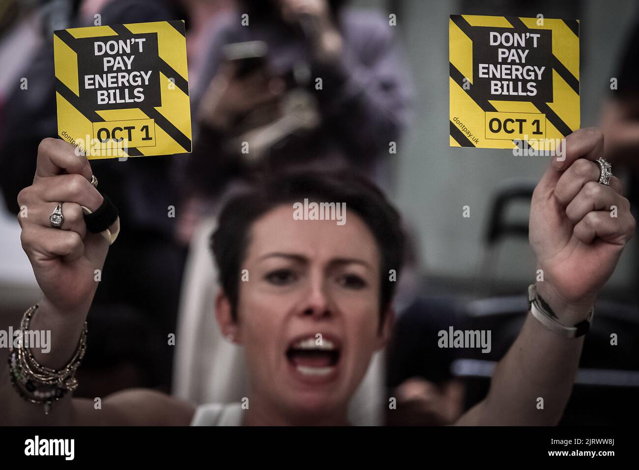 Londra, Regno Unito. 26th agosto 2022. I dimostranti di DONT Pay UK dimostrano di fronte alla sede centrale di Ofgem a Canary Wharf contro l'enorme aumento delle bollette energetiche e chiedono un livello di prezzi abbordabile. Oggi Ofgem ha annunciato che il tetto massimo del prezzo dell'energia aumenterà a £3549 dollari l'anno per il doppio combustibile per una famiglia media a partire dal 1st 2022 ottobre. Credit: Guy Corbishley/Alamy Live News Foto Stock