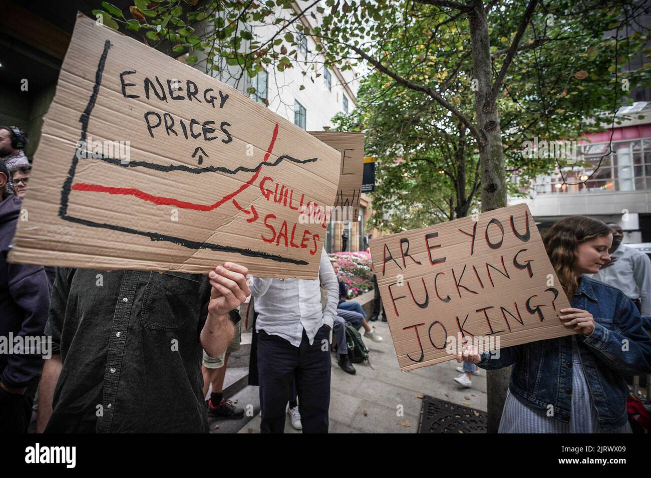 Londra, Regno Unito. 26th agosto 2022. I dimostranti di DONT Pay UK dimostrano di fronte alla sede centrale di Ofgem a Canary Wharf contro l'enorme aumento delle bollette energetiche e chiedono un livello di prezzi abbordabile. Oggi Ofgem ha annunciato che il tetto massimo del prezzo dell'energia aumenterà a £3549 dollari l'anno per il doppio combustibile per una famiglia media a partire dal 1st 2022 ottobre. Credit: Guy Corbishley/Alamy Live News Foto Stock