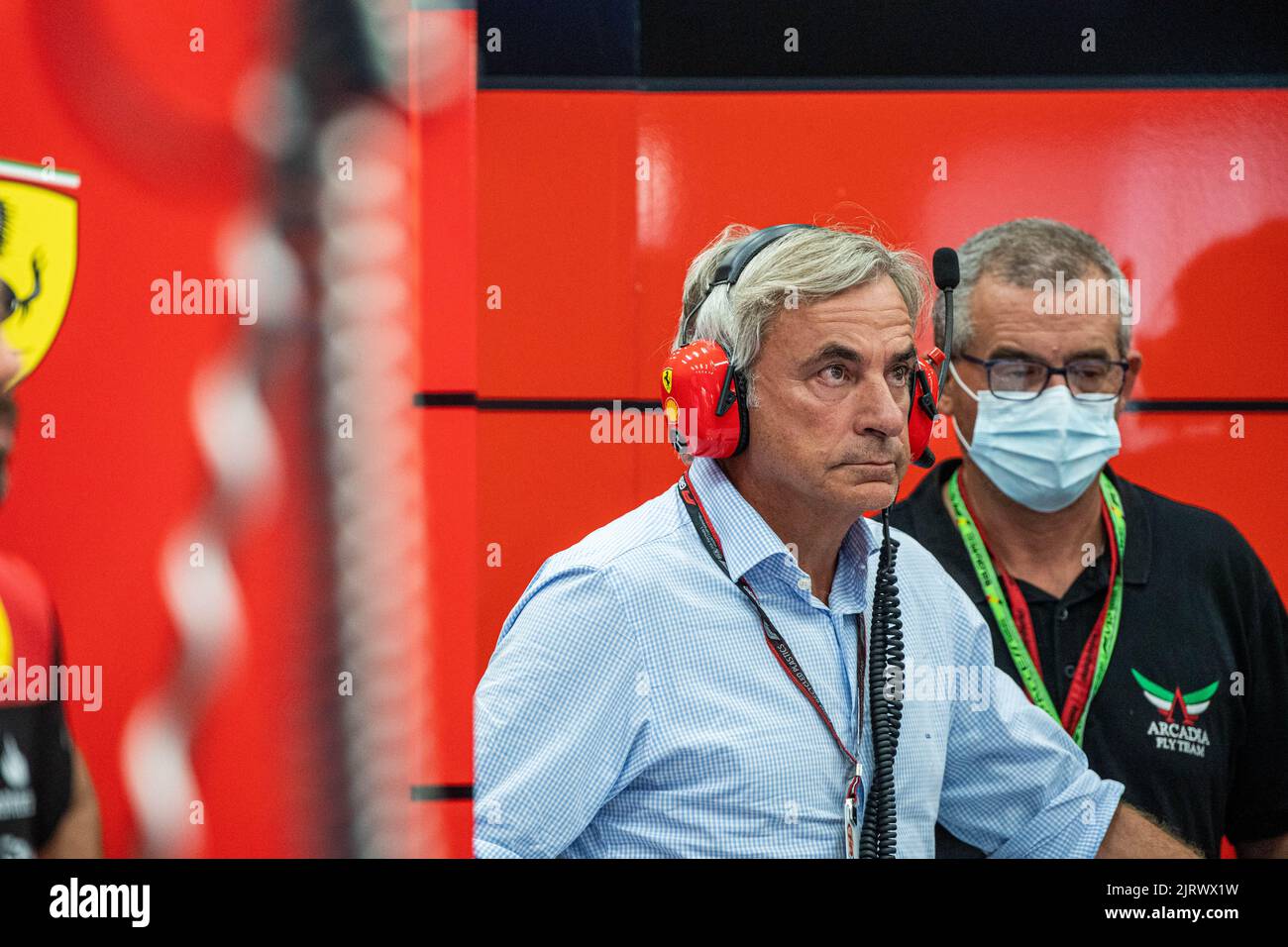 Spa, Belgio. 26th ago, 2022. L'ex pilota professionista Carlos Sainz Sr. Padre della Scuderia Ferrari e il pilota spagnolo Carlos Sainz Jr. Nella foto, durante una sessione di prove libere al Gran Premio del Belgio F1, a Spa-Francorchamps, venerdì 26 agosto 2022. Il Gran Premio di Formula uno di Spa-Francorchamps si svolge questo fine settimana, dal 26th al 28th agosto. BELGA FOTO JONAS ROOSENS Credit: Agenzia Notizie Belga/Alamy Live News Foto Stock