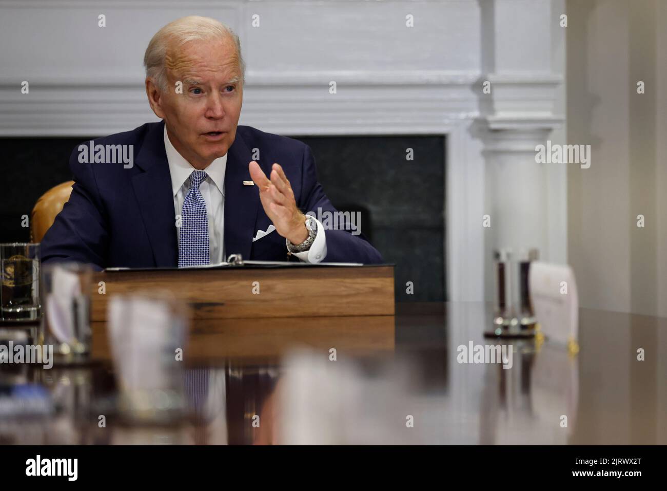 Il presidente degli Stati Uniti Joe Biden parla durante un incontro con i funzionari statali e locali eletti in occasione della Giornata dell'uguaglianza delle donne per discutere le azioni volte a proteggere l'accesso all'assistenza sanitaria riproduttiva nella Sala Roosevelt della Casa Bianca di Washington, DC, Stati Uniti., venerdì 26 agosto, 2022. Gli sforzi dell'amministrazione Biden per garantire l'accesso agli aborti in situazioni di emergenza medica hanno fatto notare una vittoria e una perdita nei tribunali nel giro di un solo giorno di questa settimana, dimostrando la difficoltà che il governo federale avrà nel spingere il suo programma negli stati conservatori. Credito: Ting Shen/Pool tramite CNP /MediaPunch Foto Stock