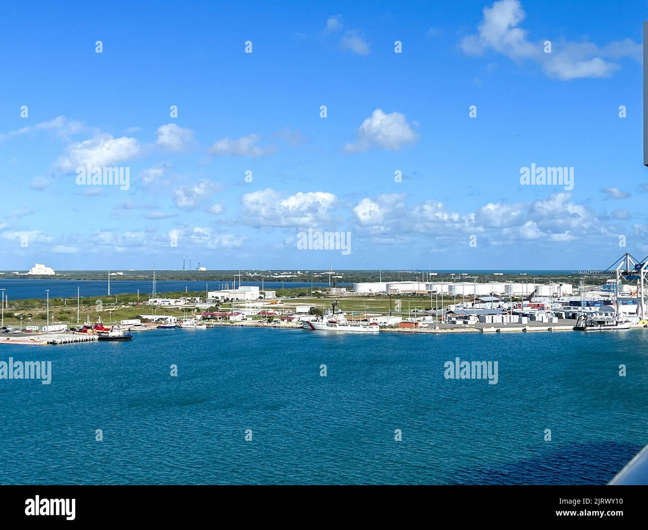 Orlando, FL USA - 8 gennaio 2022: Una vista aerea di Port Canaveral in Florida. Foto Stock