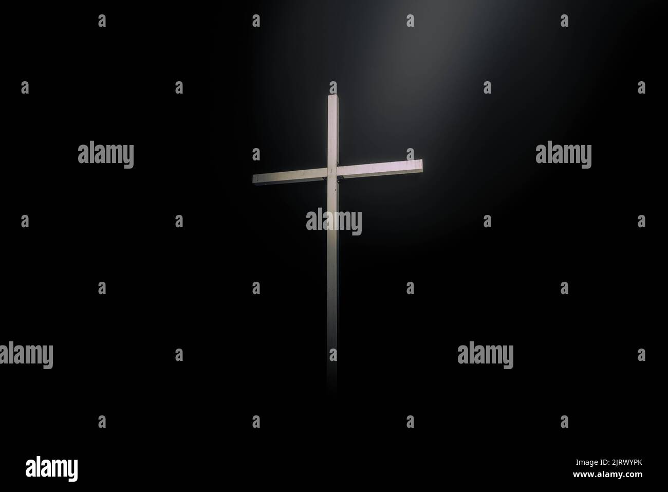 Luce che si illumina sulla croce Foto Stock