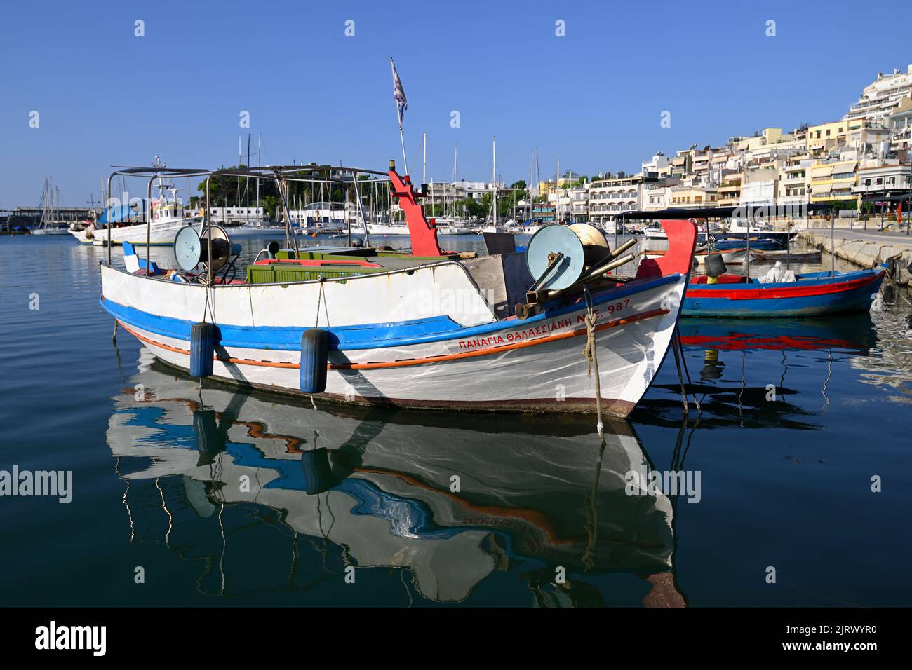Barche da pesca tradizionali nel porto di Mikrolimano ad Atene, Grecia Foto Stock