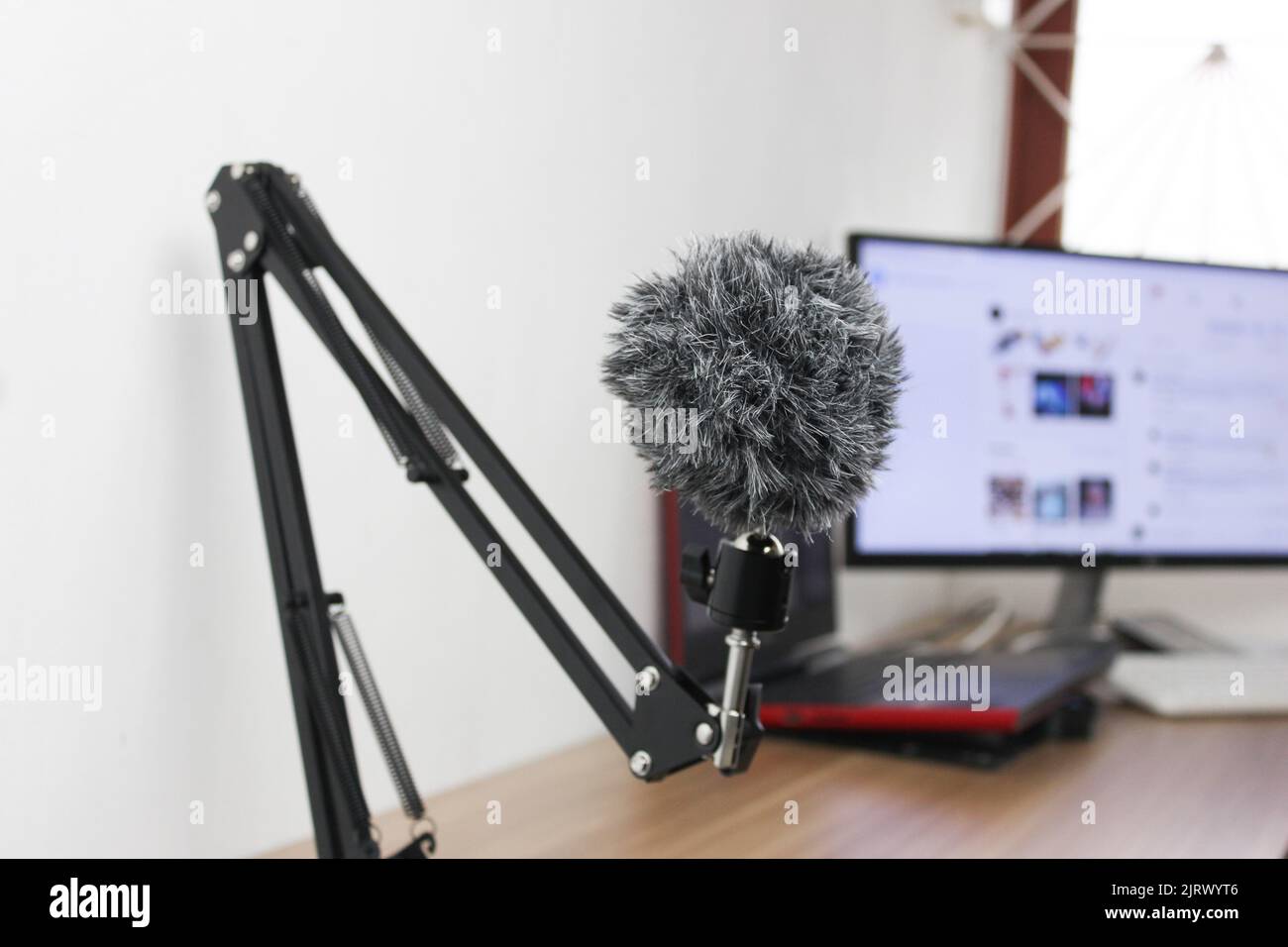 Un primo piano di un microfono sulla scrivania per la registrazione Foto Stock