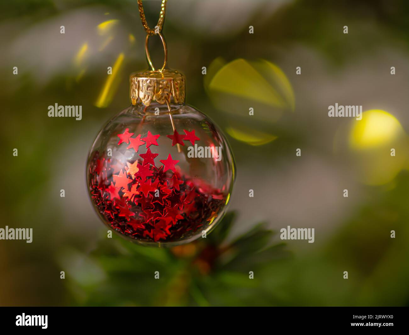 Pallina rossa stelle di Natale e albero ramo decorazione foto stock Foto Stock