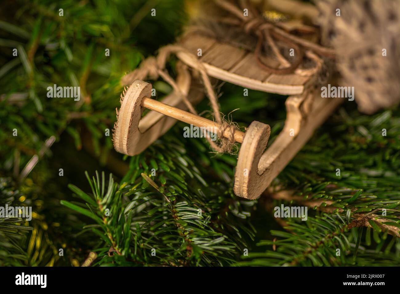 Marrone albero di Natale ramo decorazioni cuore slitte foto stock Foto Stock