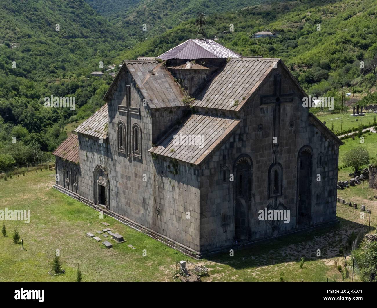 Antico monastero armeno di Akhtala nella parte settentrionale dell'Armenia. Vista aerea. Foto Stock