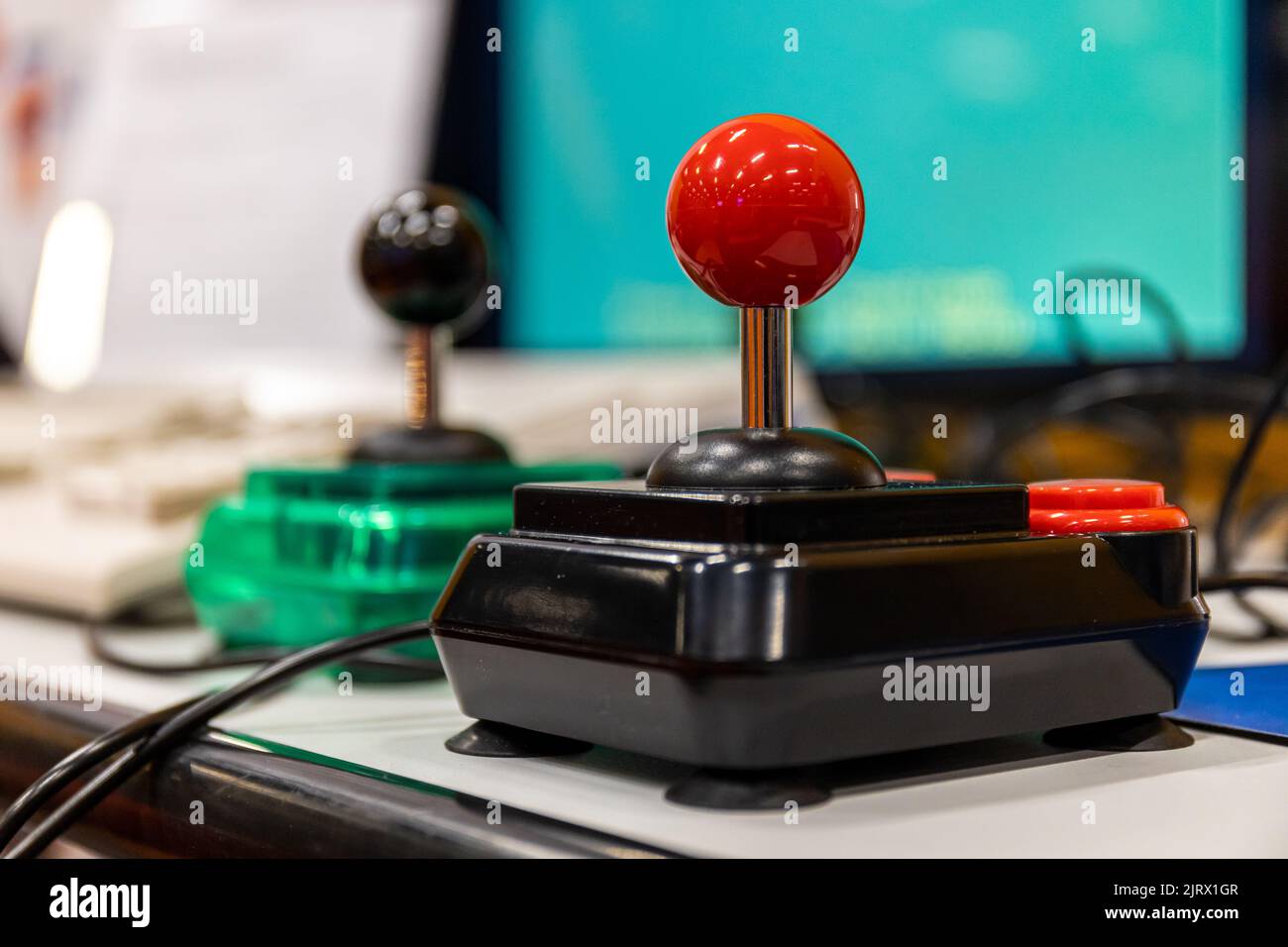 Colonia, Germania. 24th ago, 2022. Gamescom 2022: Controller di gioco originale retrò. Il gamescom retro Area invita i visitatori in un viaggio attraverso 50 anni di videogiochi con oltre 200 console di gioco, computer domestici, palmari e automatismi pronti all'uso da quattro decenni. Il gamescom è la più grande fiera al mondo per computer e videogiochi, a Koelnmesse a Colonia, in Germania. Credit: Christian Lademann / LademannMedia Foto Stock