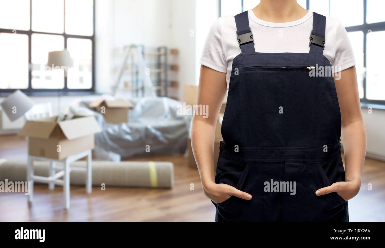 primo piano di una lavoratrice in generale a casa nuova Foto Stock