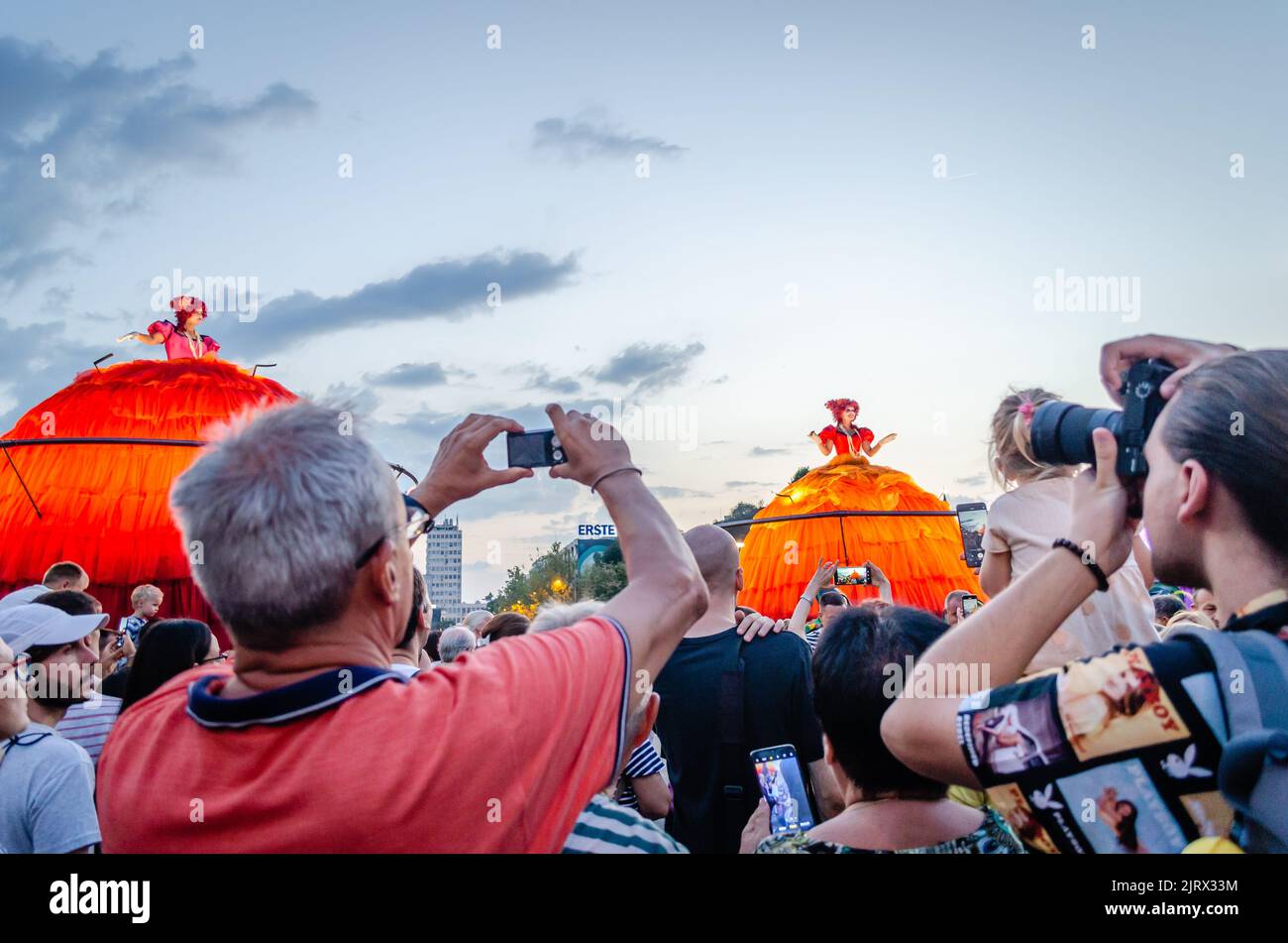 Novi Sad, Serbia - Agosto 25. 2021: Dal 25 al 27th agosto si svolgerà il Festival dei musicisti di strada 22nd - Gradić Fest. Transe Express - apertura di un Foto Stock