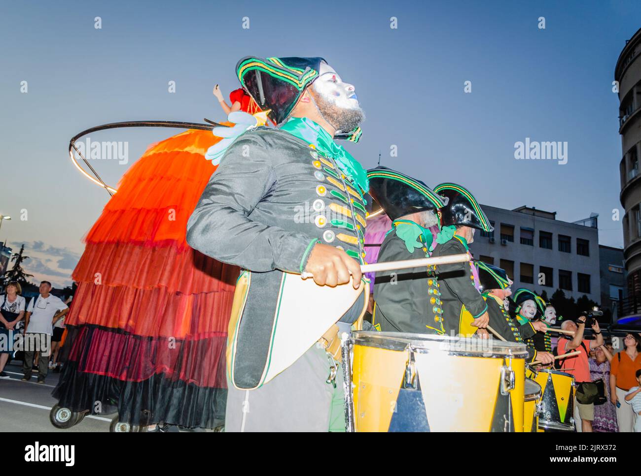 Novi Sad, Serbia - Agosto 25. 2021: Dal 25 al 27th agosto si svolgerà il Festival dei musicisti di strada 22nd - Gradić Fest. Transe Express - apertura di un Foto Stock